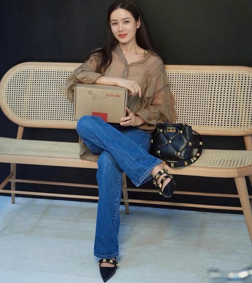 6 công thức phối đồ giúp Son Ye Jin trẻ hơn tuổi - Ảnh 3.
