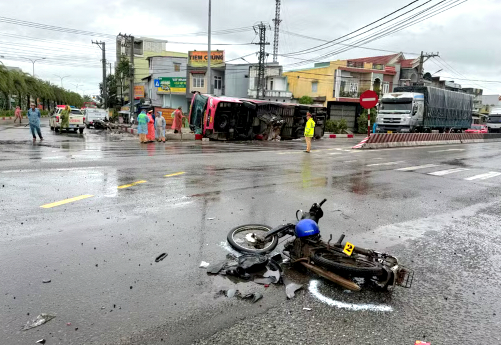Xe giường nằm va chạm nhiều xe rồi lật nghiêng, tài xế xe máy và một hành khách chết - Ảnh 2.