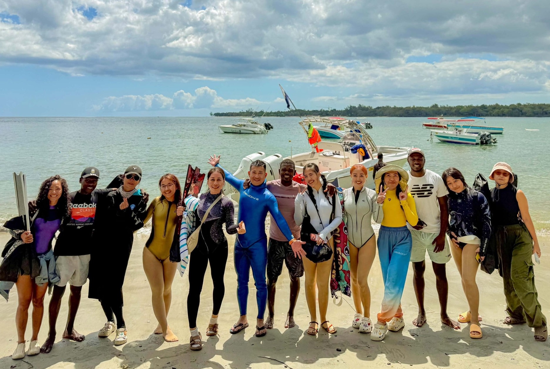 Người đẹp Việt lặn theo cá nhà táng ở Mauritius - Ảnh 2.