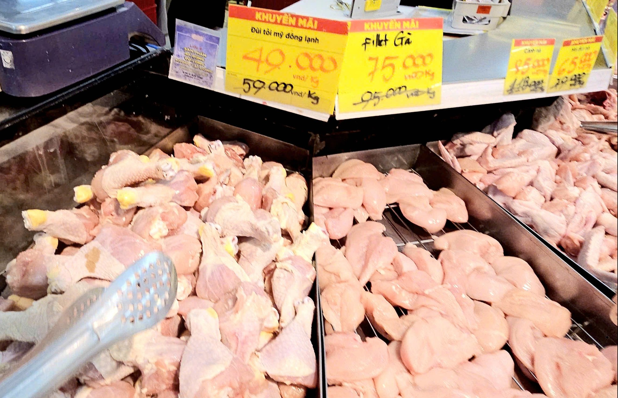 Giá cả đầu ngày: Heo, gà nhập khẩu giá rẻ tràn chợ; Thanh nhãn cuối vụ vẫn đắt, giá dừa giảm - Ảnh 1.