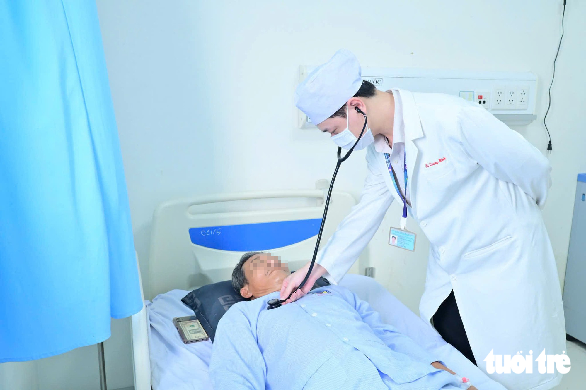 Cấp cứu bệnh nhân đột quỵ trong 'giờ vàng' 30 phút tại Vĩnh Long - Ảnh 1.