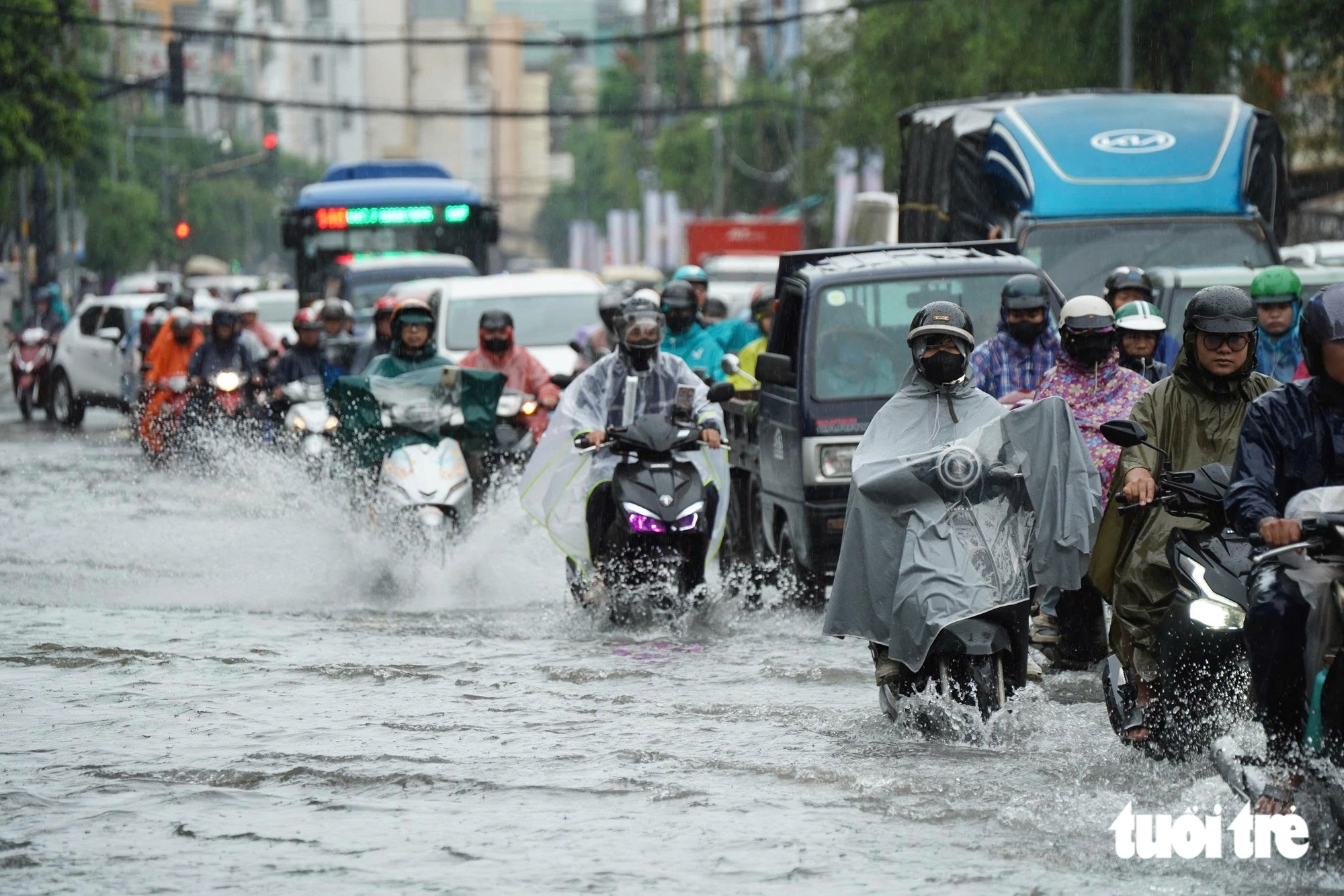 Khu trung tâm TP.HCM ngập nước sau 1 giờ mưa lớn - Ảnh 6.
