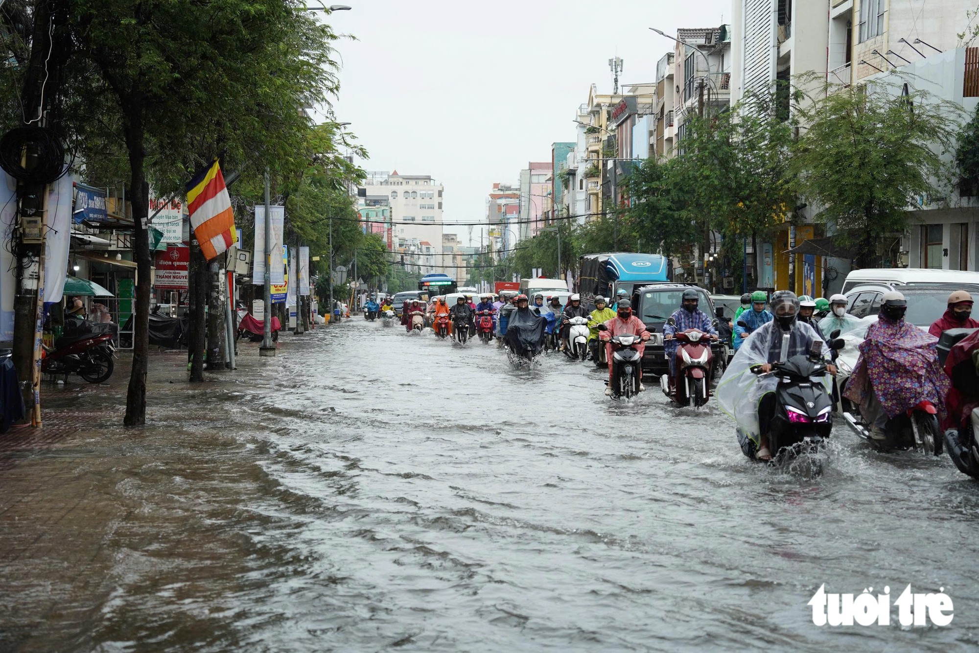 Khu trung tâm TP.HCM ngập nước sau 1 giờ mưa lớn - Ảnh 9.