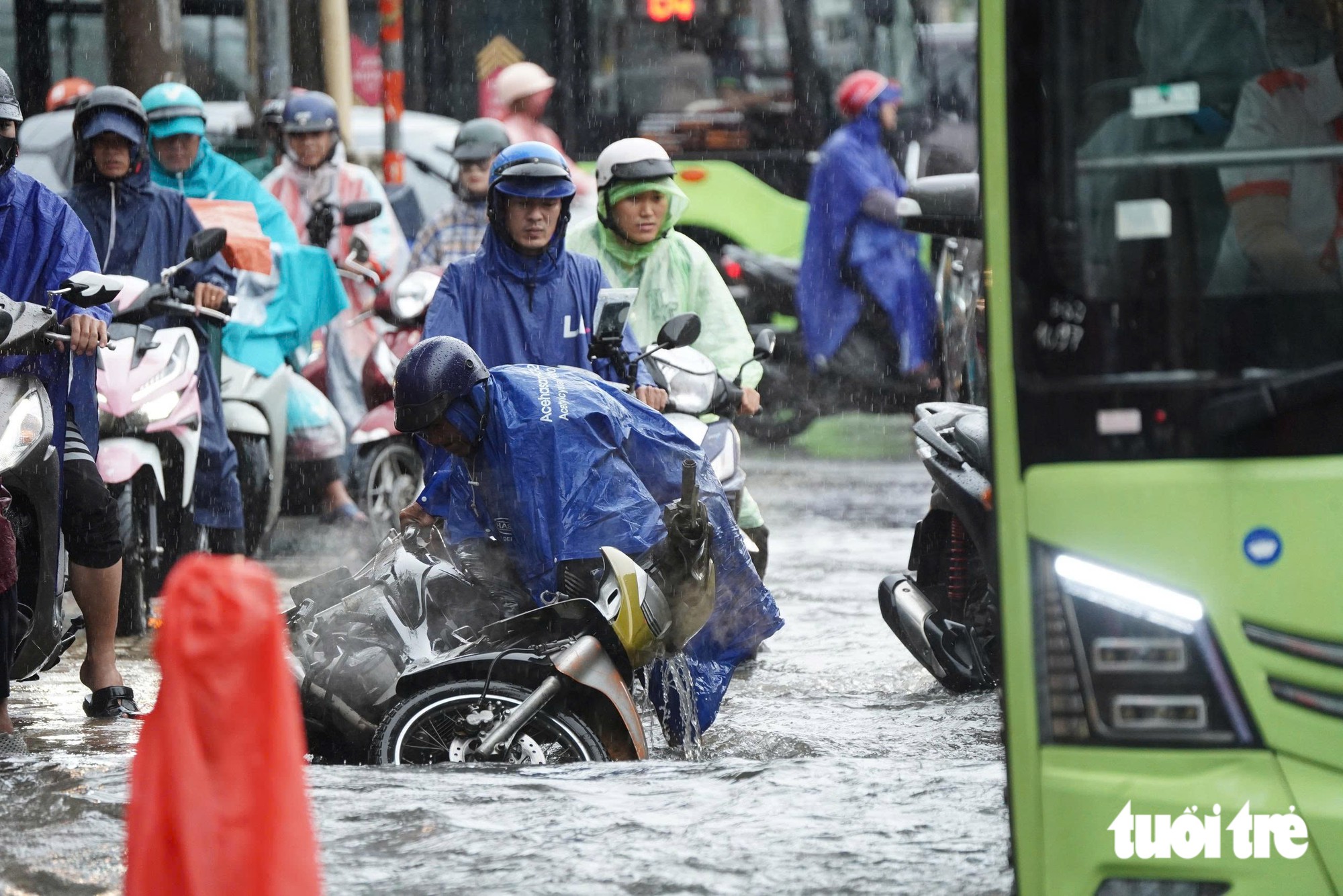 Khu trung tâm TP.HCM ngập nước sau 1 giờ mưa lớn - Ảnh 10.