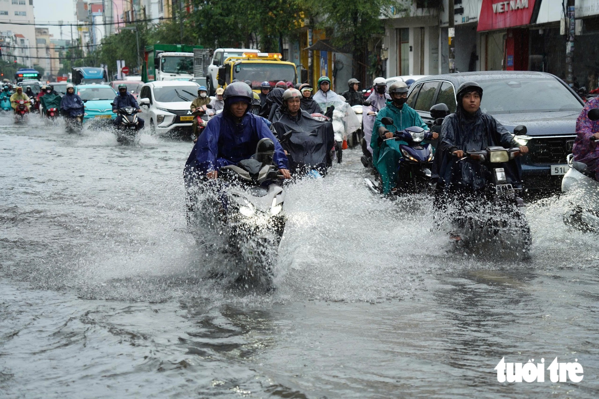 Khu trung tâm TP.HCM ngập nước sau 1 giờ mưa lớn - Ảnh 3.