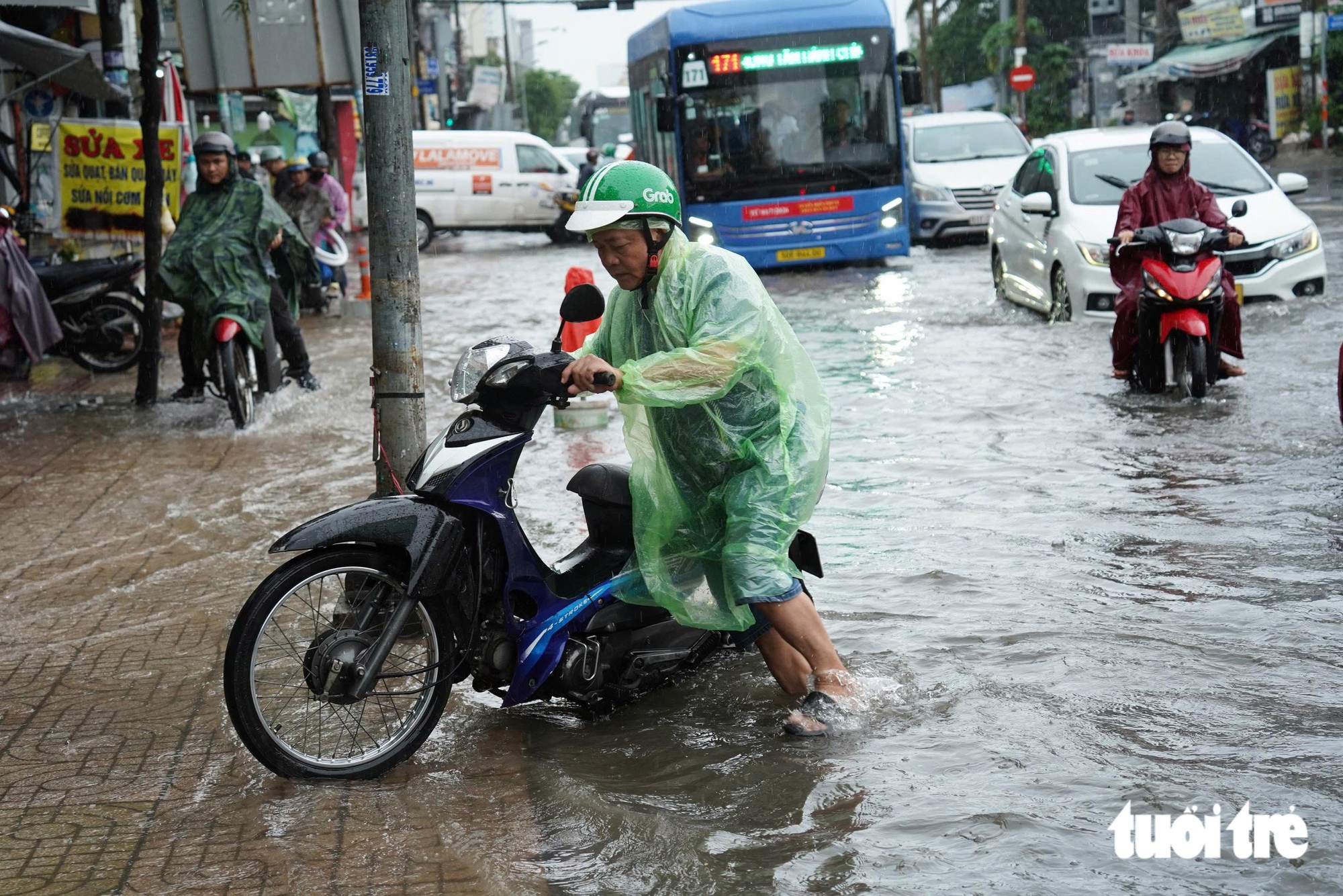 Khu trung tâm TP.HCM ngập nước sau 1 giờ mưa lớn - Ảnh 7.