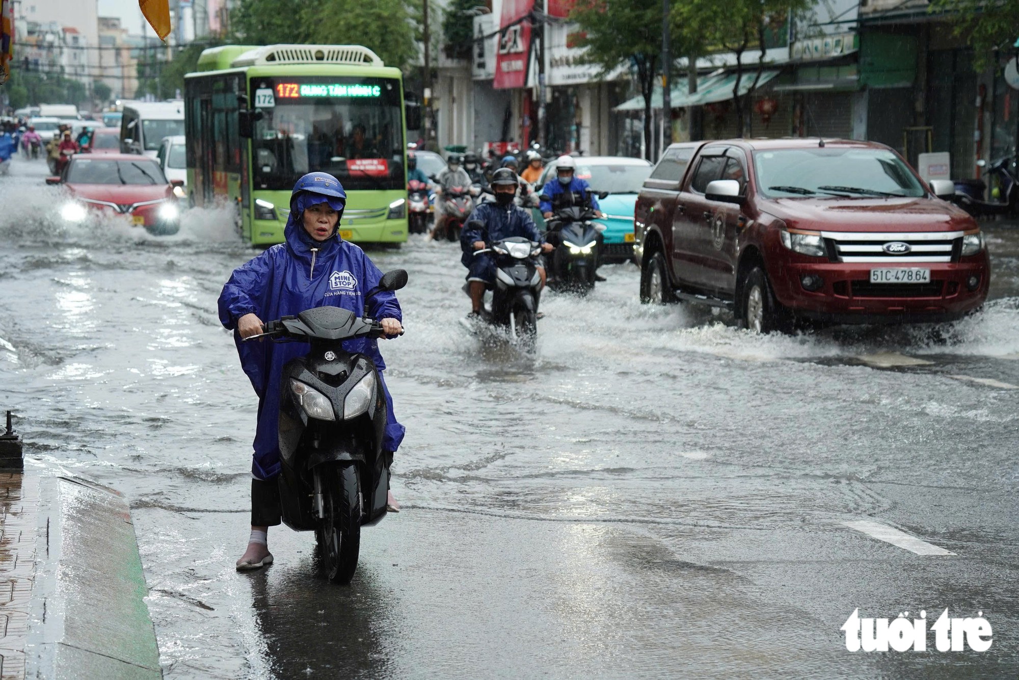 Khu trung tâm TP.HCM ngập nước sau 1 giờ mưa lớn - Ảnh 8.