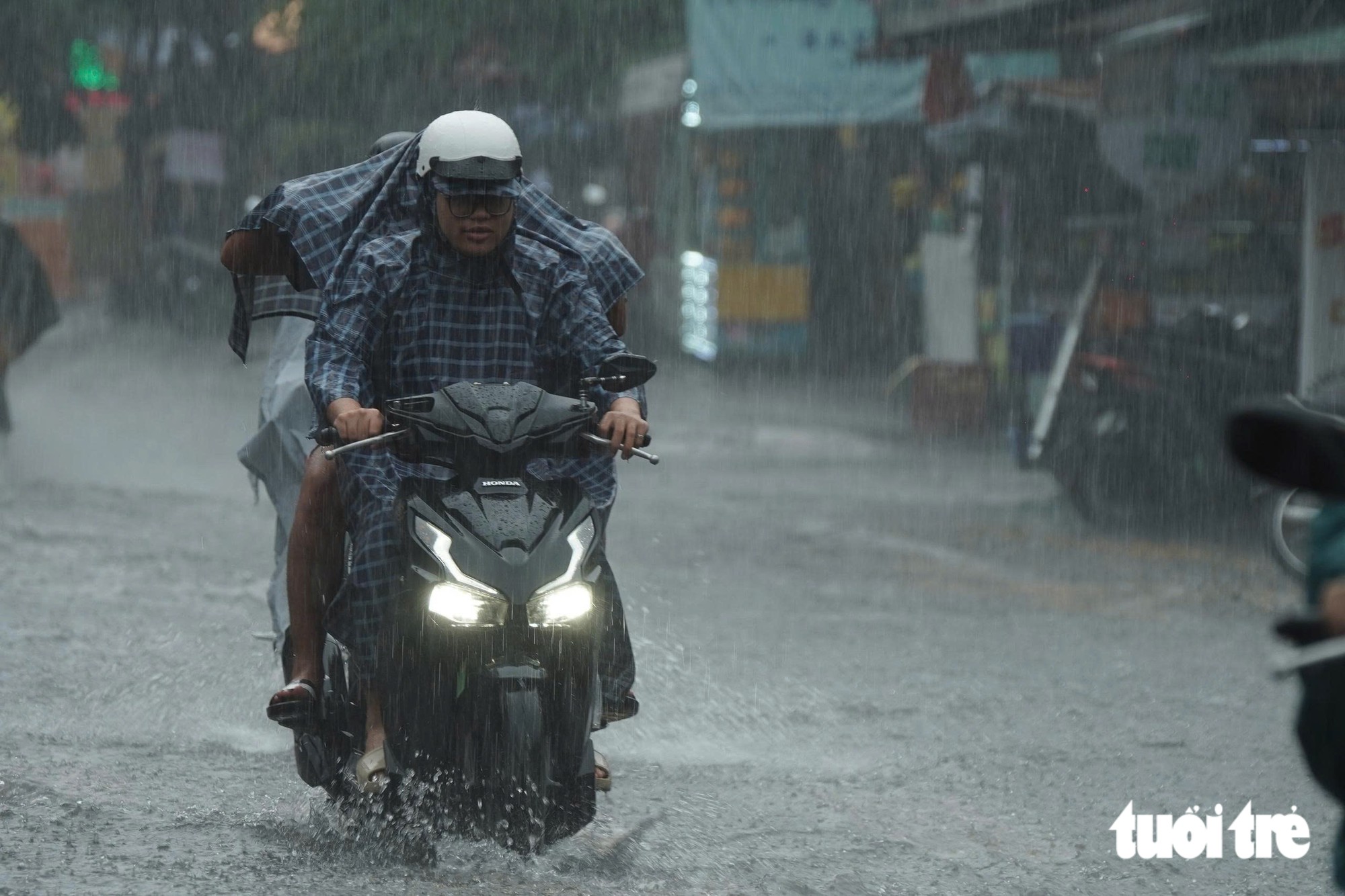 Khu trung tâm TP.HCM ngập nước sau 1 giờ mưa lớn - Ảnh 12.