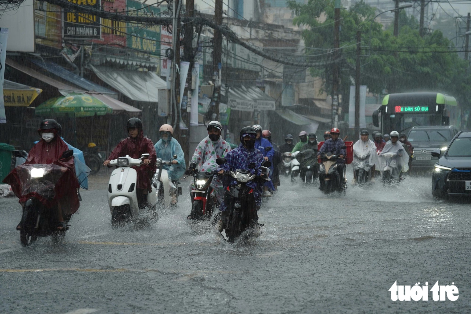 Khu trung tâm TP.HCM ngập nước sau 1 giờ mưa lớn - Ảnh 13.