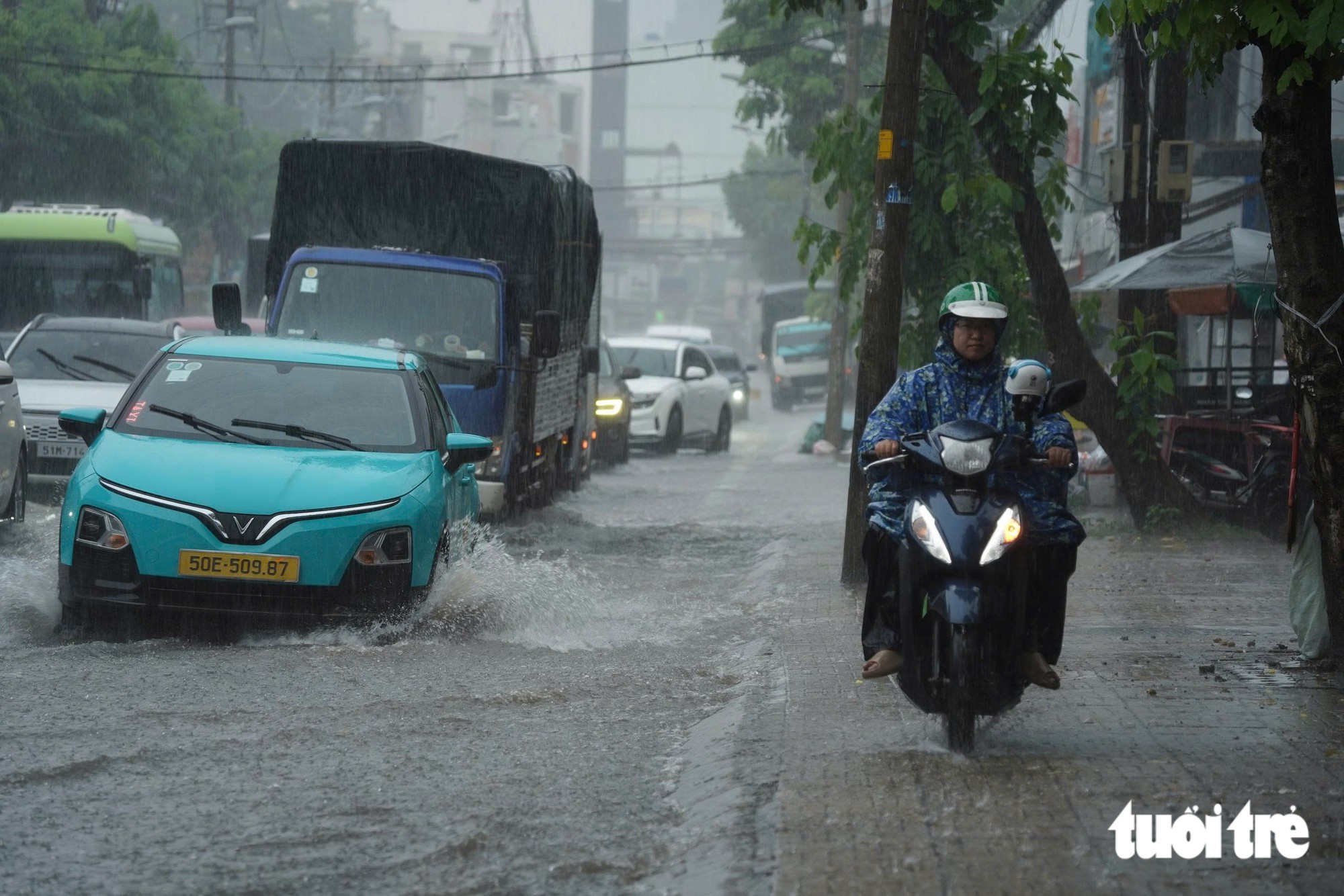 Khu trung tâm TP.HCM ngập nước sau 1 giờ mưa lớn - Ảnh 11.