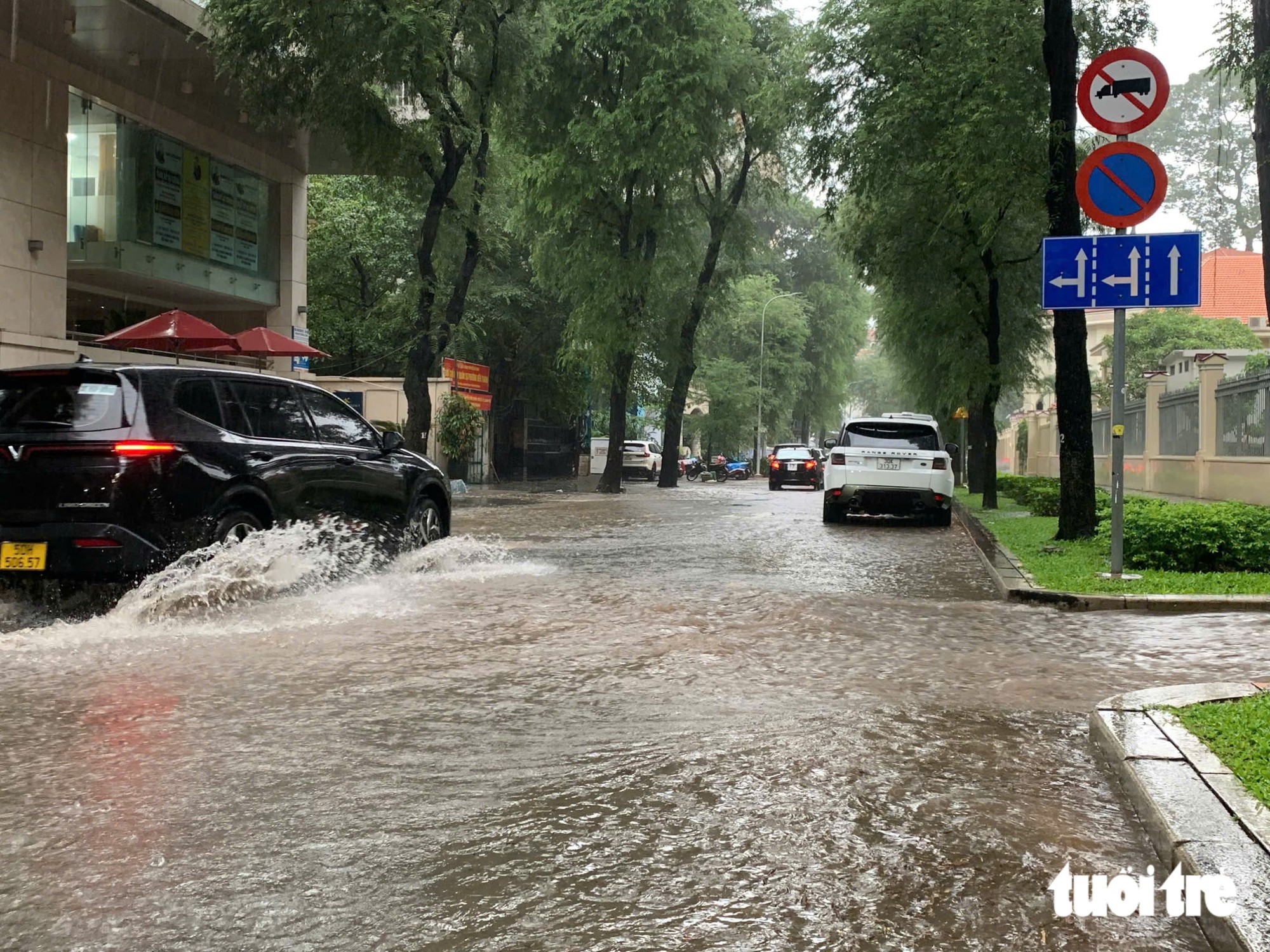 Ho Chi Minh City’s ‘backpacker street’ flooded after hour-long downpour- Ảnh 2.
