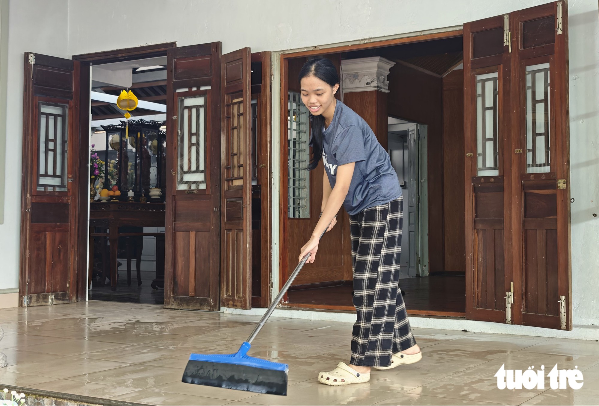 Lớn lên trong chùa vì mẹ bệnh phải 'cách ly', đậu cao đẳng y dược mà lặng buồn vì học phí - Ảnh 2.