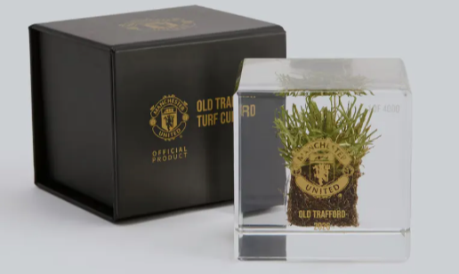 Mẫu cỏ cũ của sân Old Trafford được bán với giá 125 bảng - Ảnh: MAN UNITED