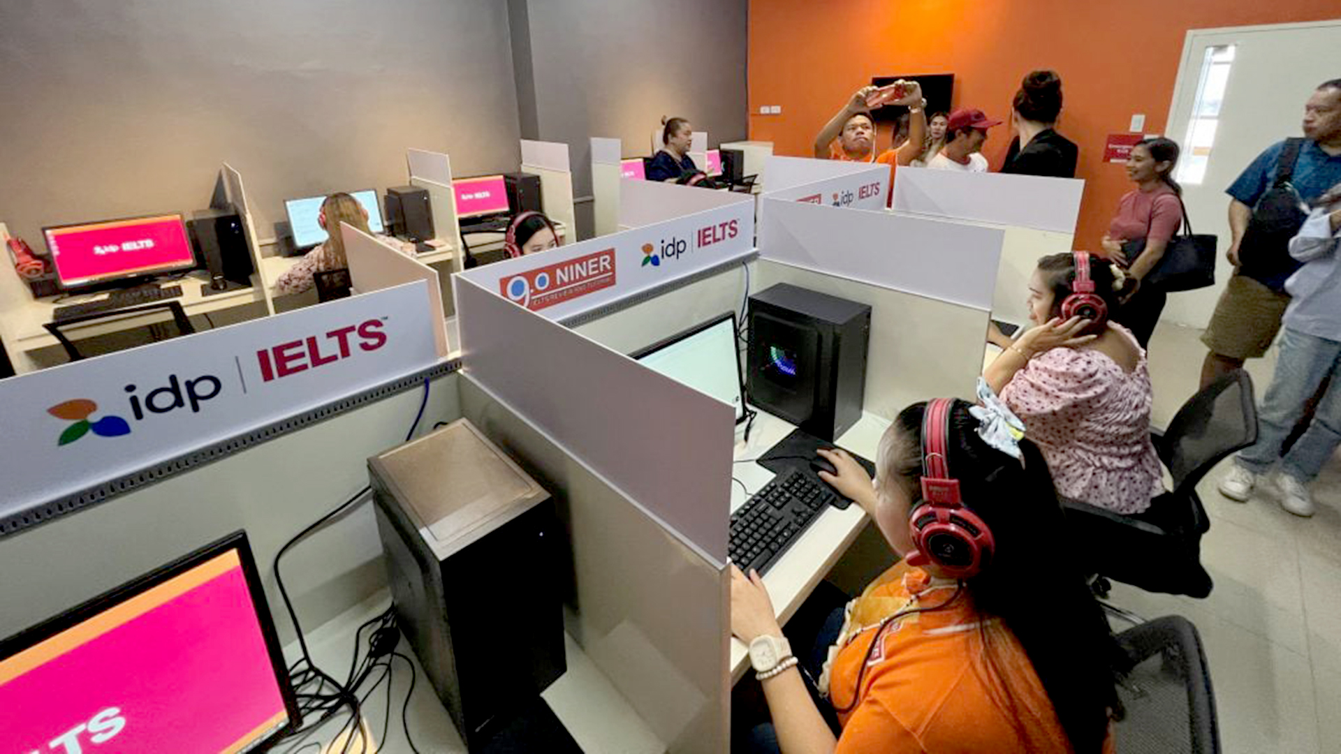 Blackstone ra giá gần 500 triệu USD mua IDP, công ty đồng sở hữu IELTS từ chối - Ảnh 2.