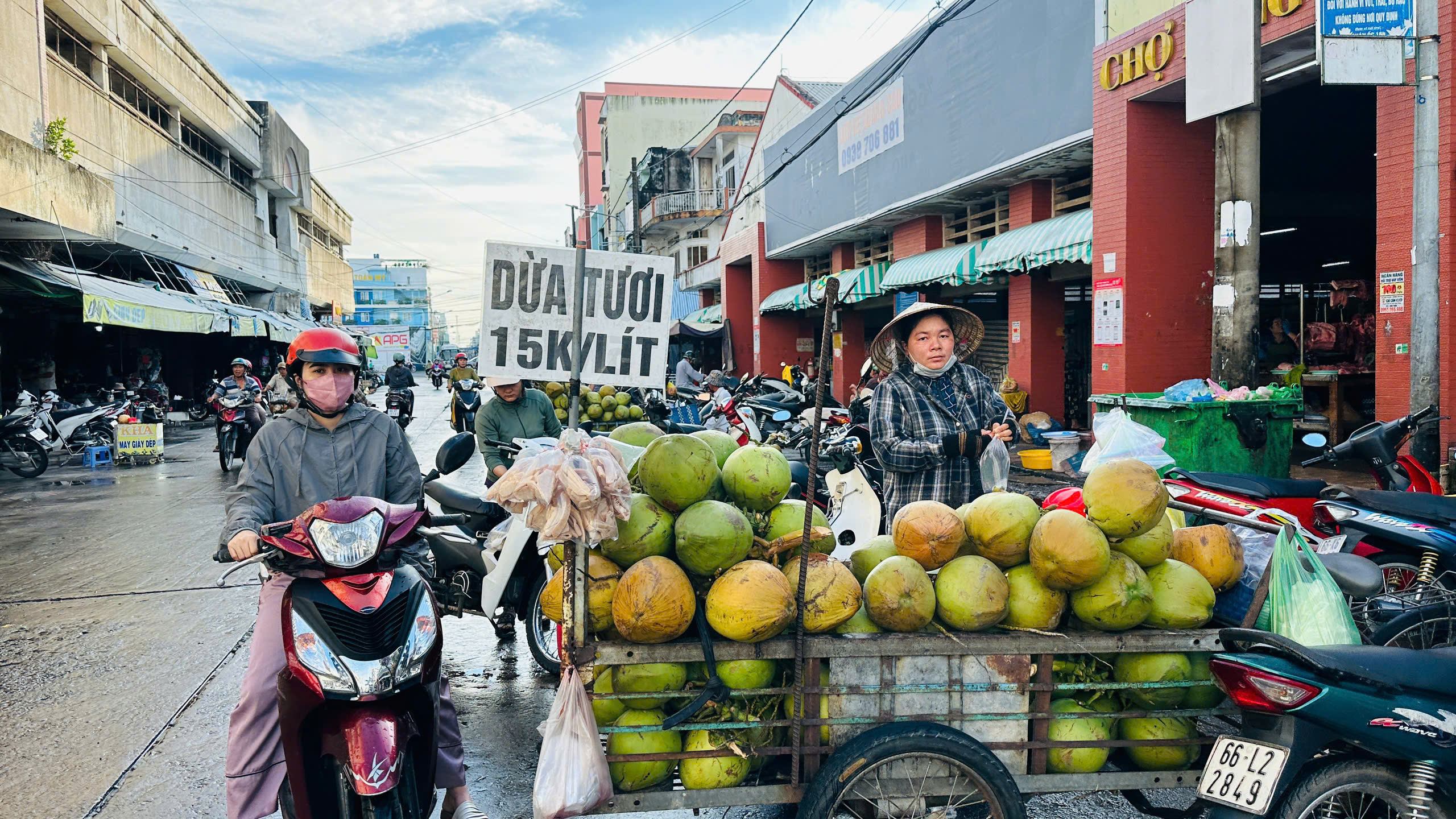 Giá cả đầu ngày: Heo, gà nhập khẩu giá rẻ tràn chợ; Thanh nhãn cuối vụ vẫn đắt, giá dừa giảm - Ảnh 4.