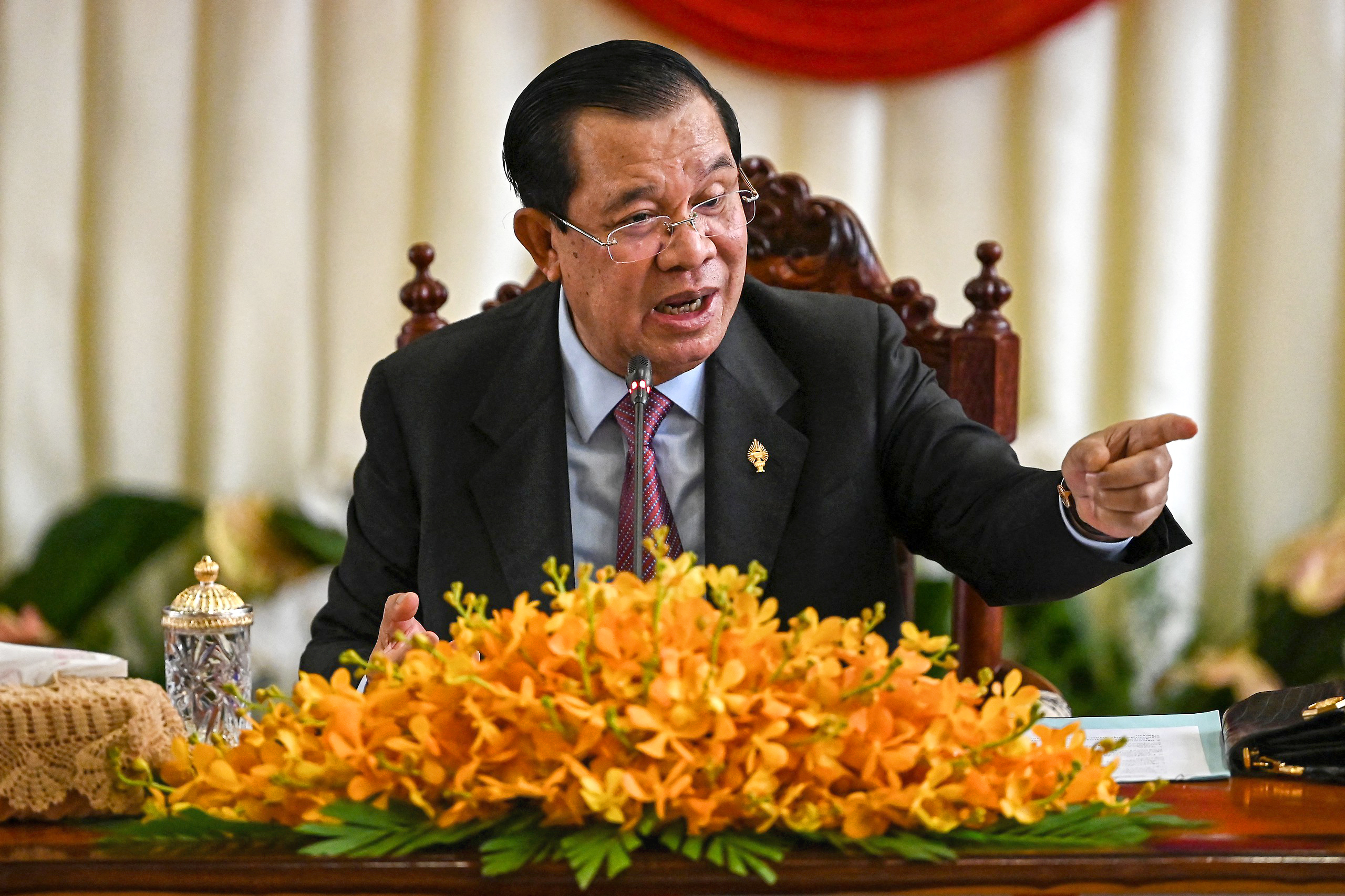 Ông Hun Sen than phiền vì bị nhắn tin xin tiền mua nhà, mua xe - Ảnh 2.