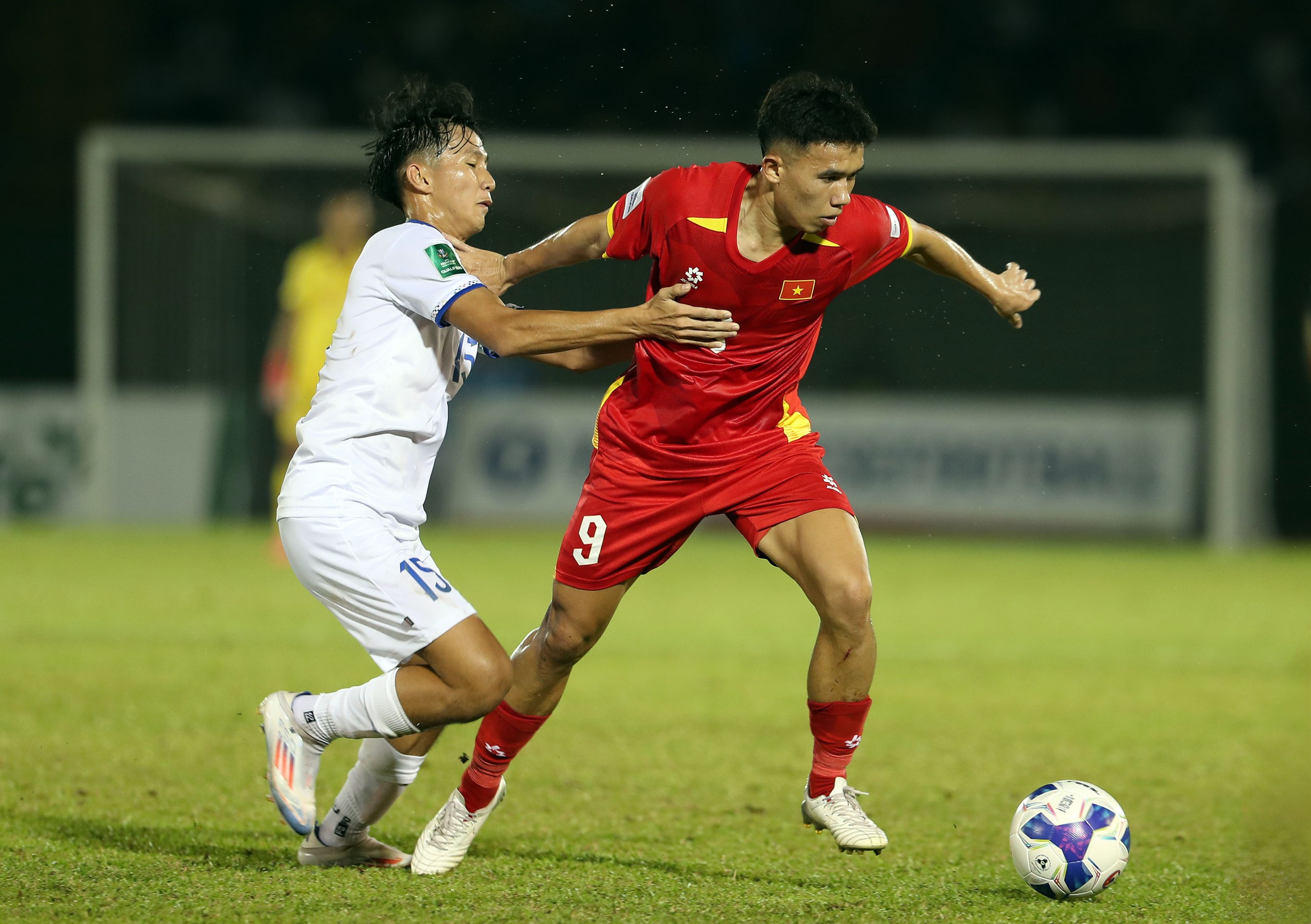 Võ Hoàng Minh Khoa (áo đỏ) trận gặp Lào ở vòng loại cuối Asian Cup 2027 - Ảnh: N.K.