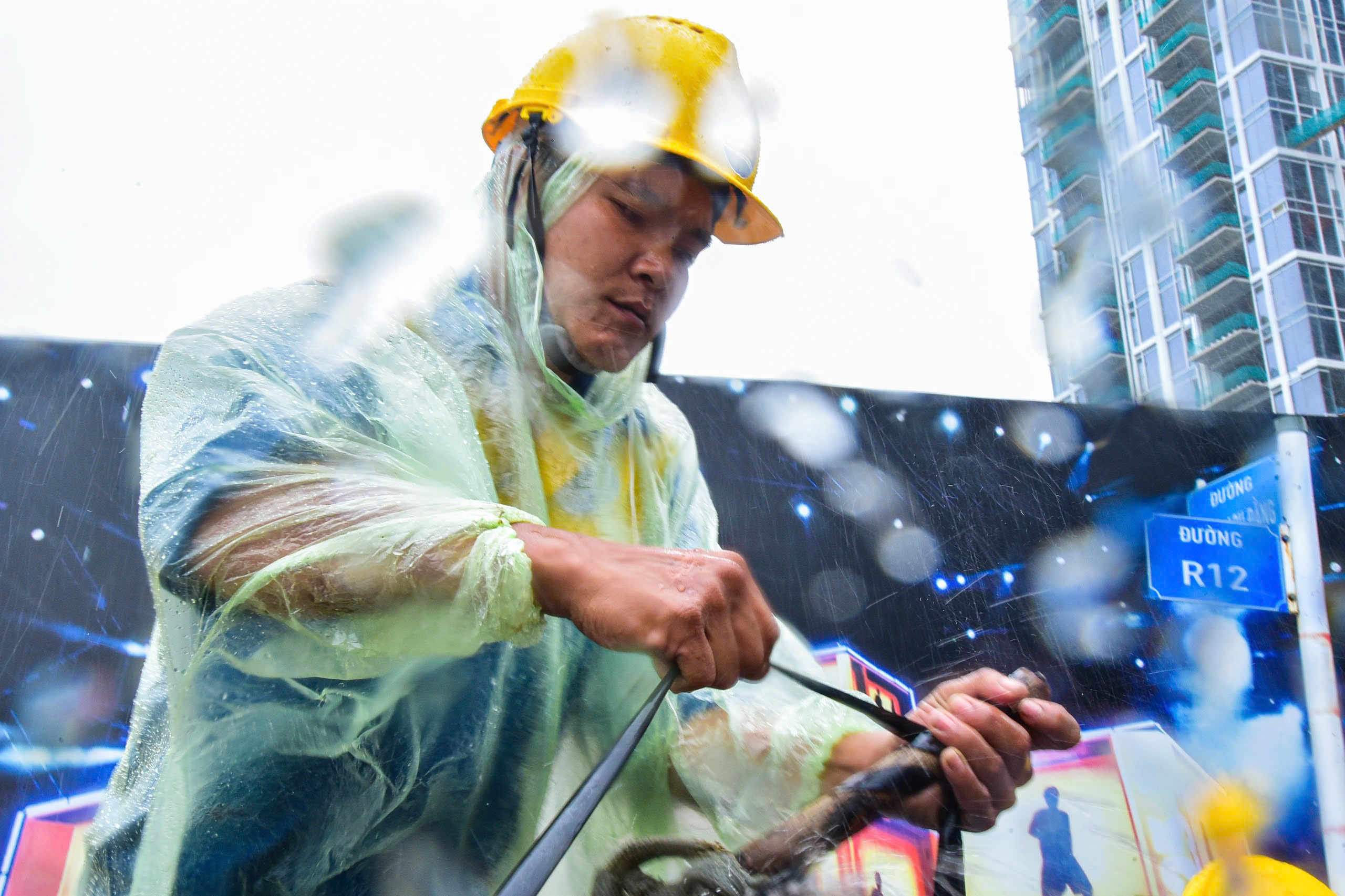 Bơm nước 'giải cứu' ngập chân cầu Ba Son phía Thủ Thiêm - Ảnh 6.