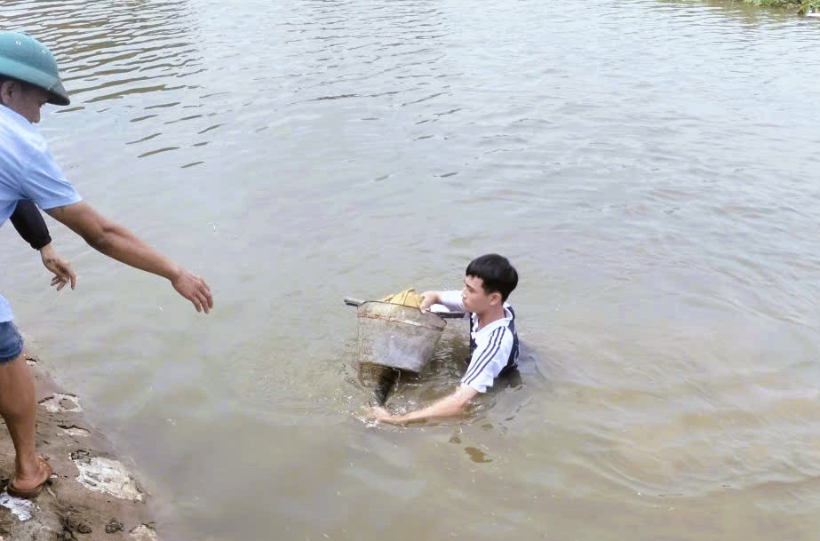 Chủ tịch tỉnh Ninh Bình tặng bằng khen nam sinh lớp 11 lao xuống dòng nước sâu cứu hai em nhỏ - Ảnh 2.