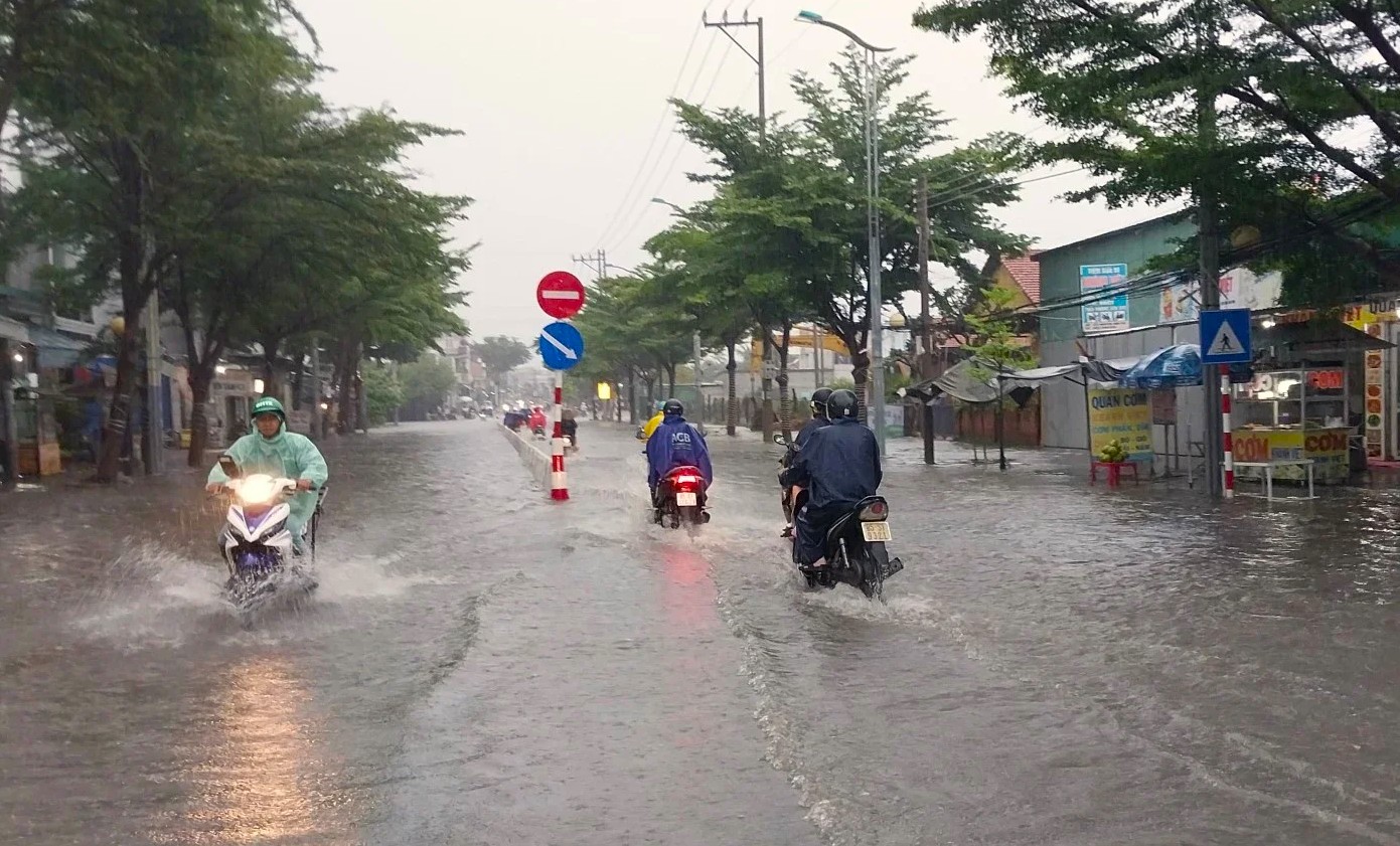 Mưa lớn kéo dài, nhiều trường ở phía nam Khánh Hòa cho học sinh nghỉ học - Ảnh 1.