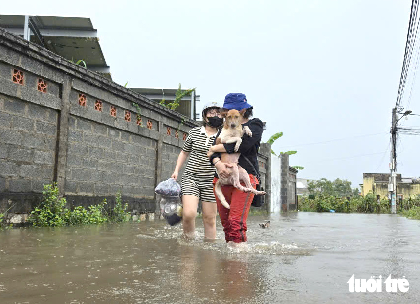 Hồ chứa xả nước, vùng hạ du ở Bình Thuận cũ ngập lênh láng - Ảnh 1.