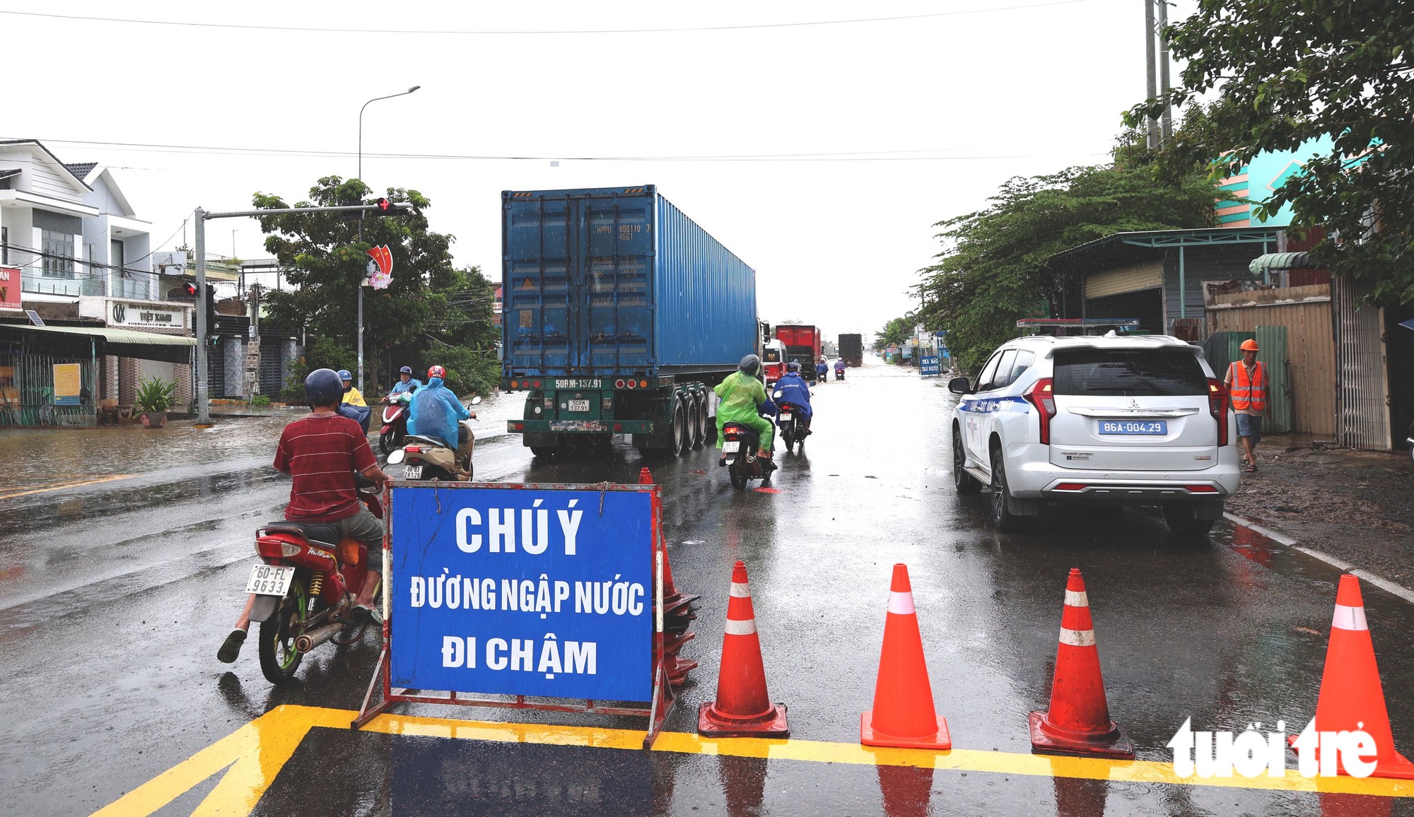 Hồ chứa xả nước, vùng hạ du ở Bình Thuận cũ ngập lênh láng - Ảnh 5.