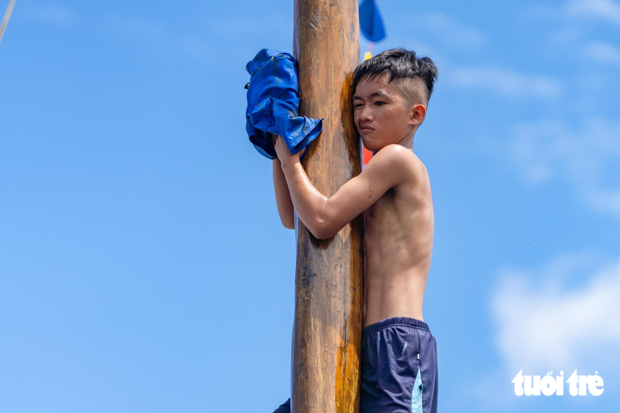 Leo cột mỡ ở Lễ hội Nghinh Ông, nhóm thanh niên Cần Giờ giành thưởng hơn 22 triệu đồng - Ảnh 5.