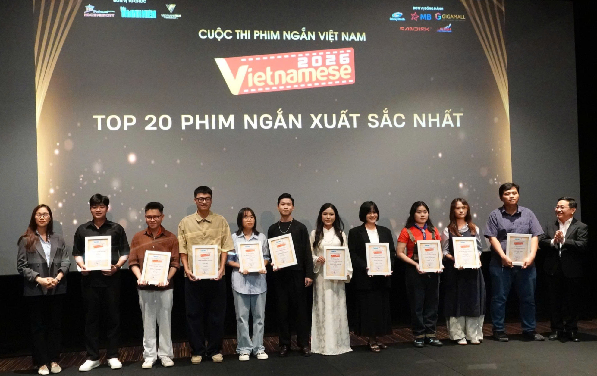 Hồng Vân bối rối khi thắng giải Diễn viên nữ xuất sắc nhất  - Ảnh 1.