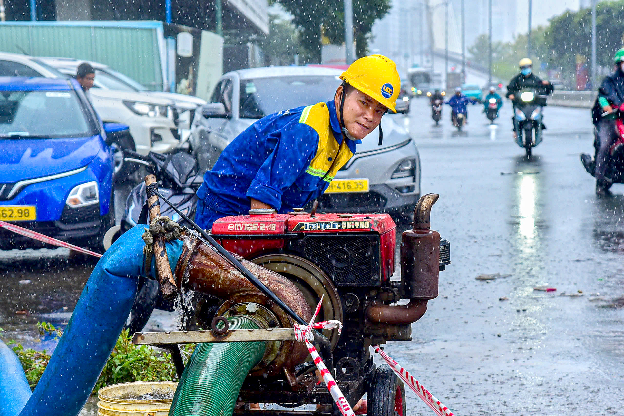 Bơm nước 'giải cứu' ngập chân cầu Ba Son phía Thủ Thiêm - Ảnh 3.