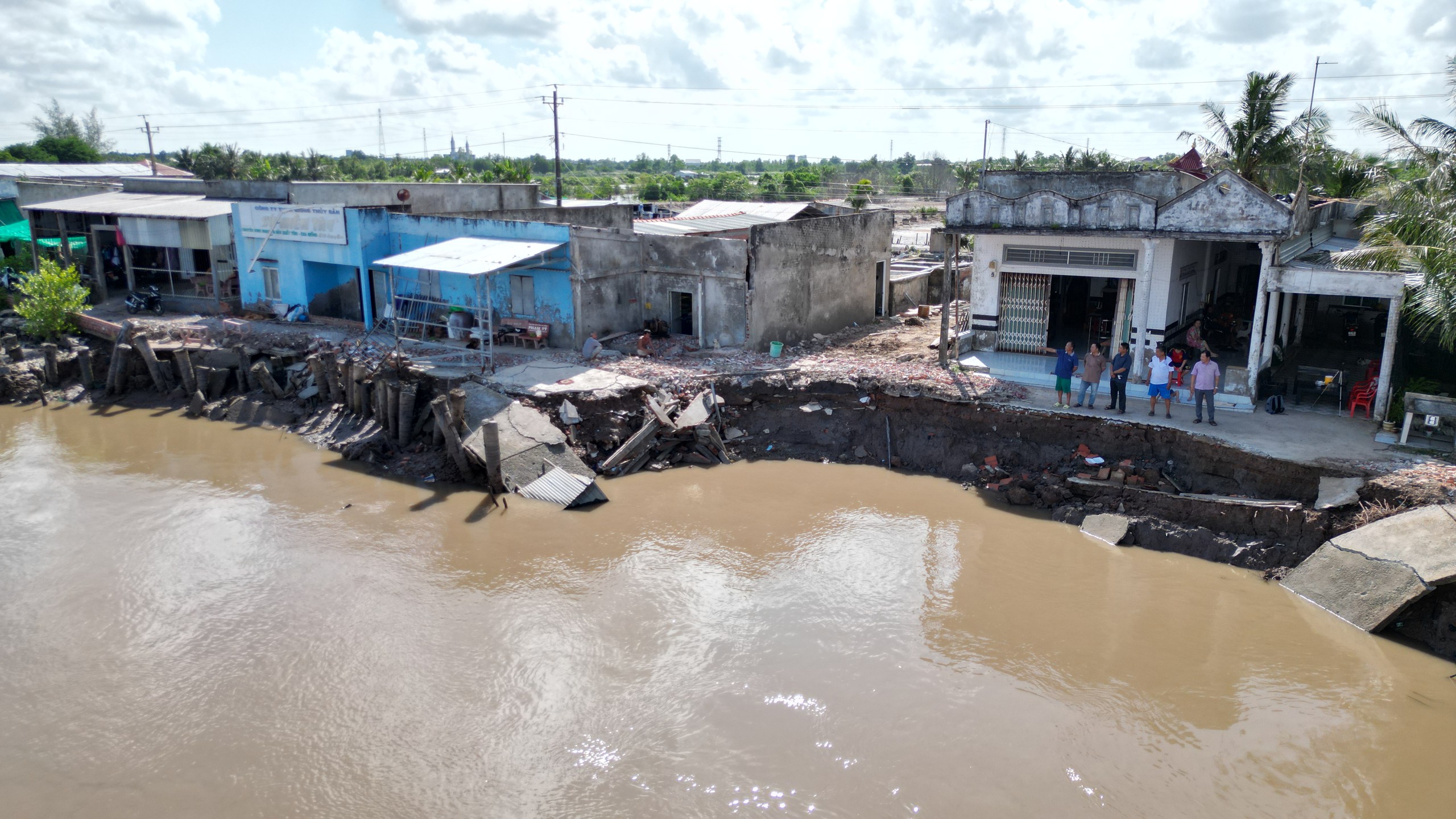 Giữa mùa nước nổi mà lo hạn mặn khốc liệt vì El Nino - Bài 2: Sạt lở đang 'bủa vây' miền Tây  - Ảnh 5.