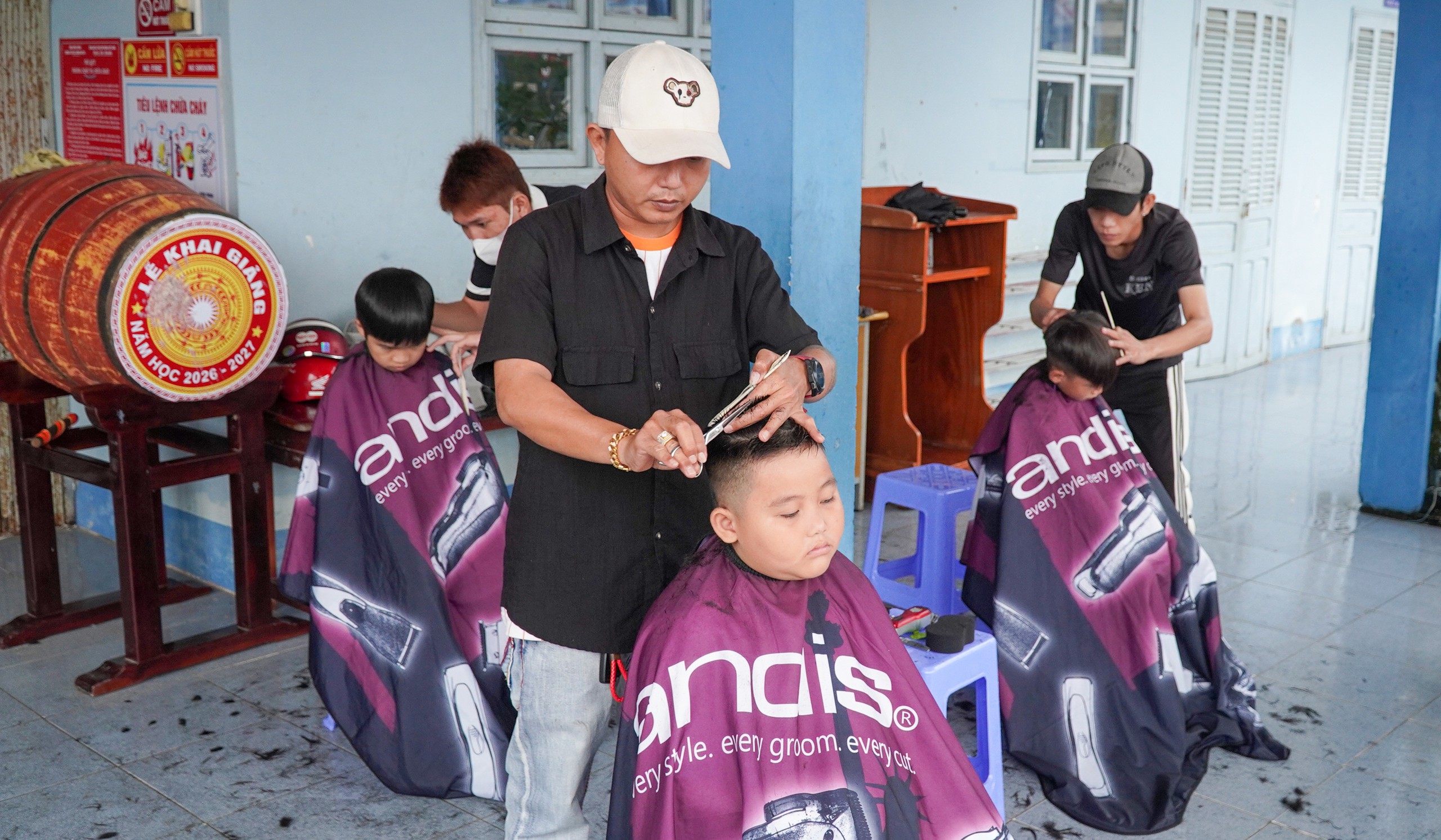 Trao nhiều phần quà, khám bệnh và cắt tóc miễn phí cho học sinh ở ‘vùng rừng’ Cà Mau - Ảnh 1.