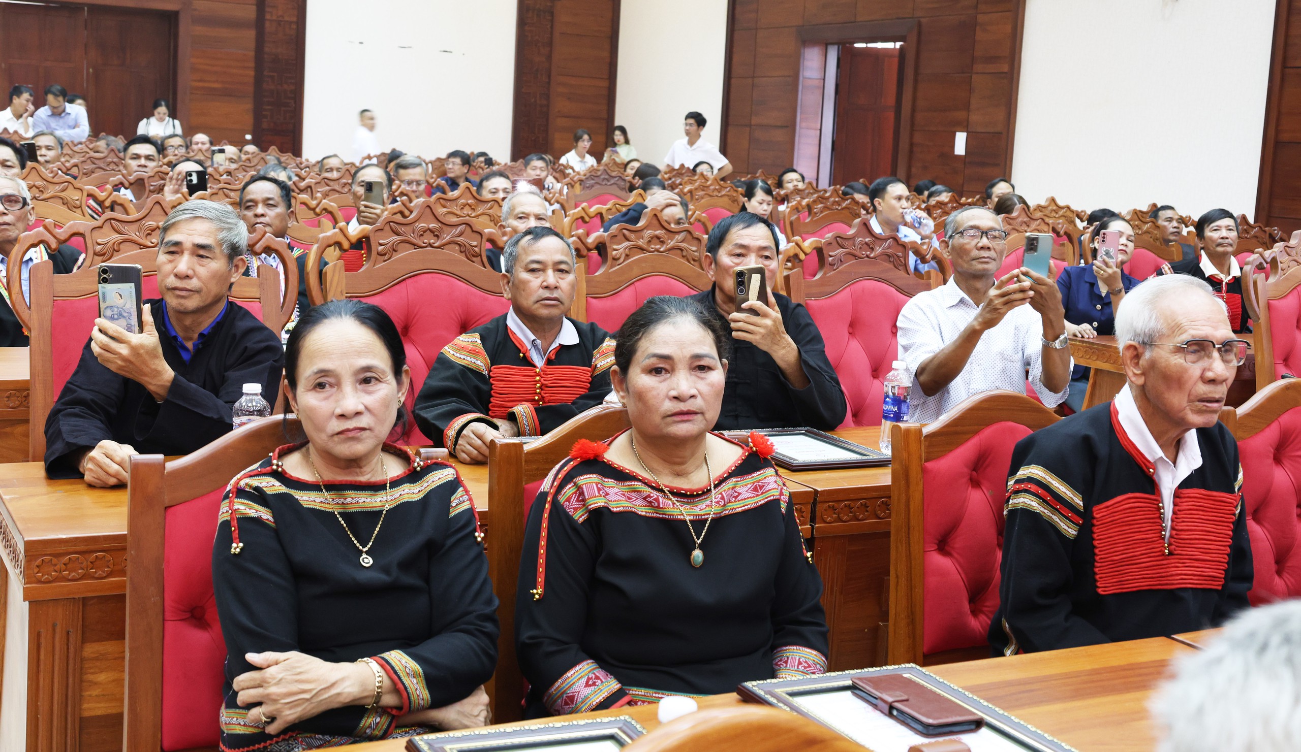 Một lời nói của già làng làm yên lòng buôn làng - Ảnh 1.