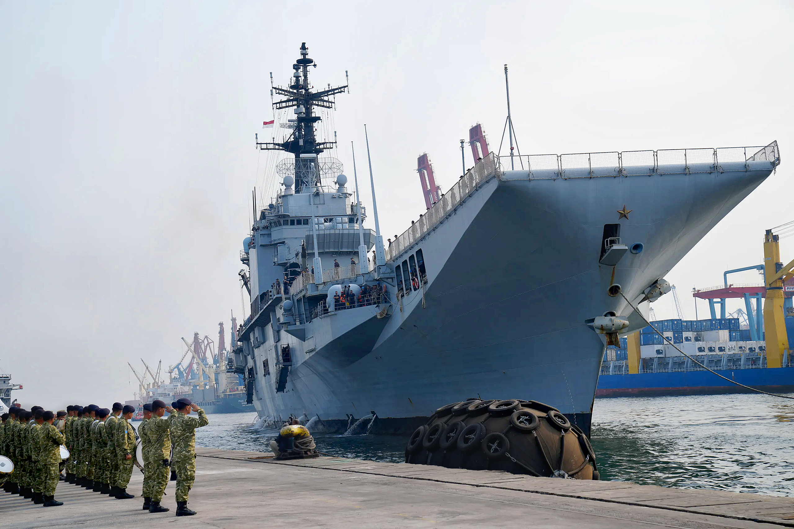 Indonesia chính thức biên chế tàu sân bay đầu tiên - Ảnh 2.