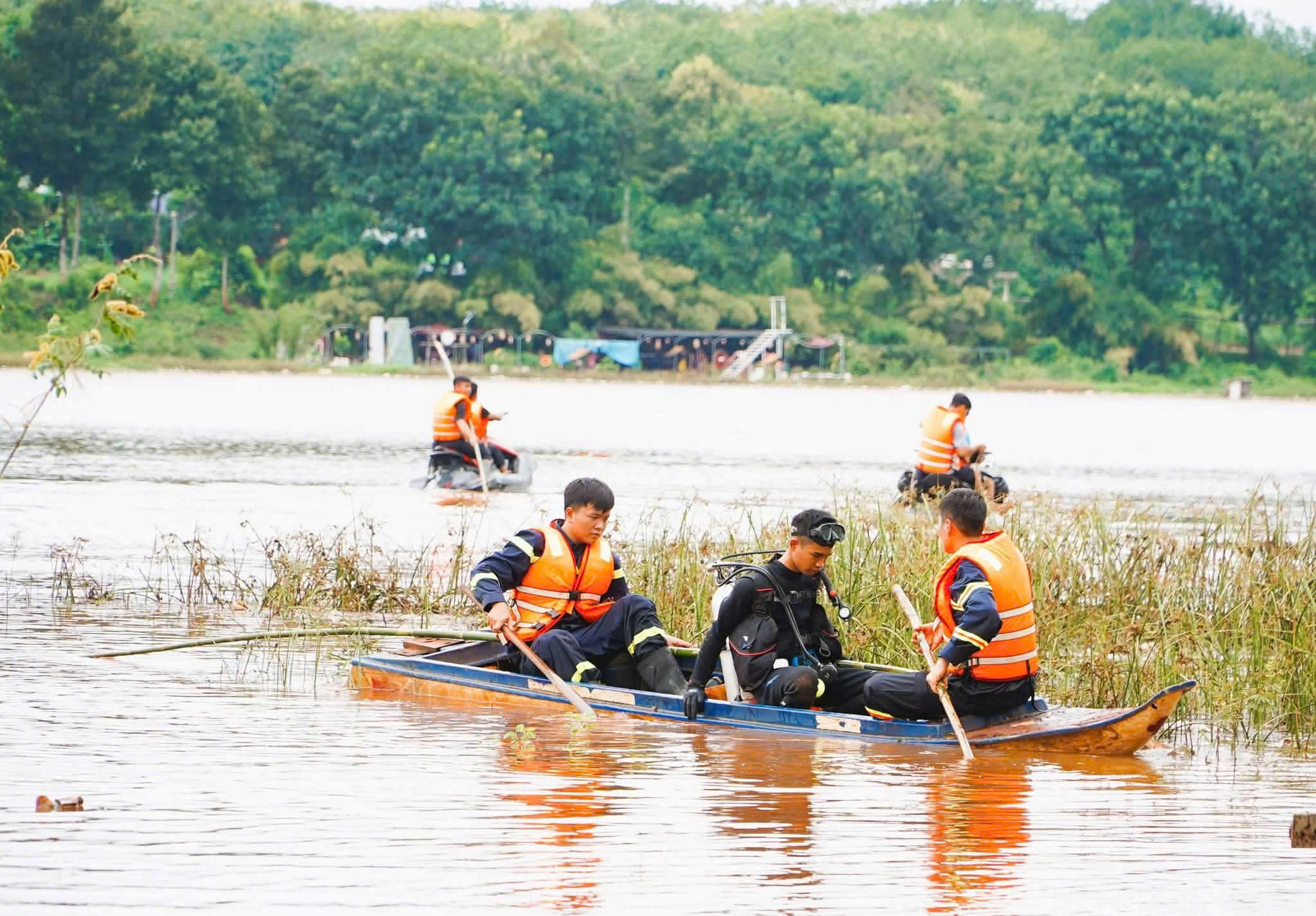 Vụ ô tô bị nước cuốn ở Đồng Nai: Tìm thấy thi thể một phụ nữ, tiếp tục tìm chiếc xe - Ảnh 1.