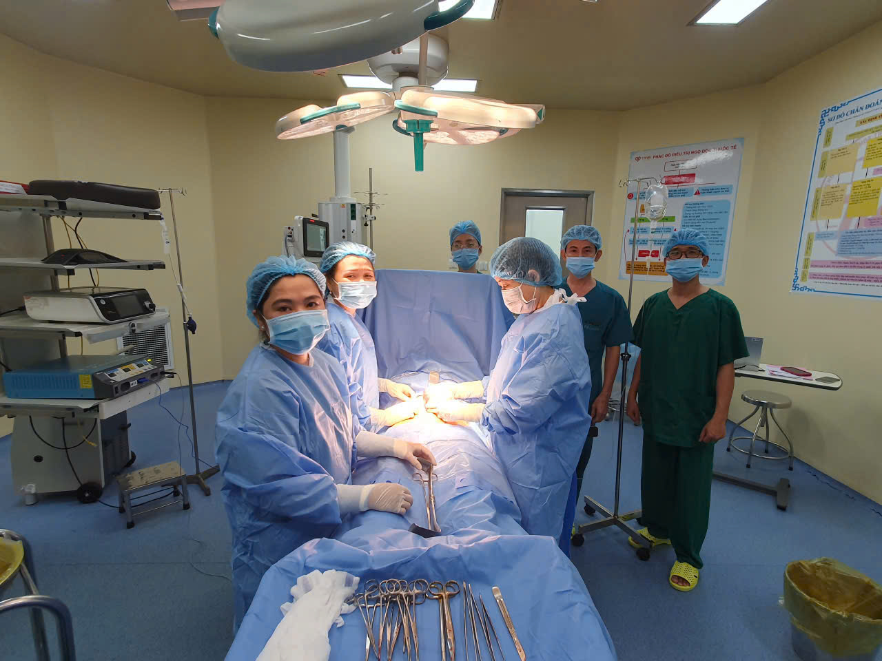Đau bụng bất thường, người phụ nữ đi khám thì phát hiện u nang buồng trứng to như quả bưởi - Ảnh 1.