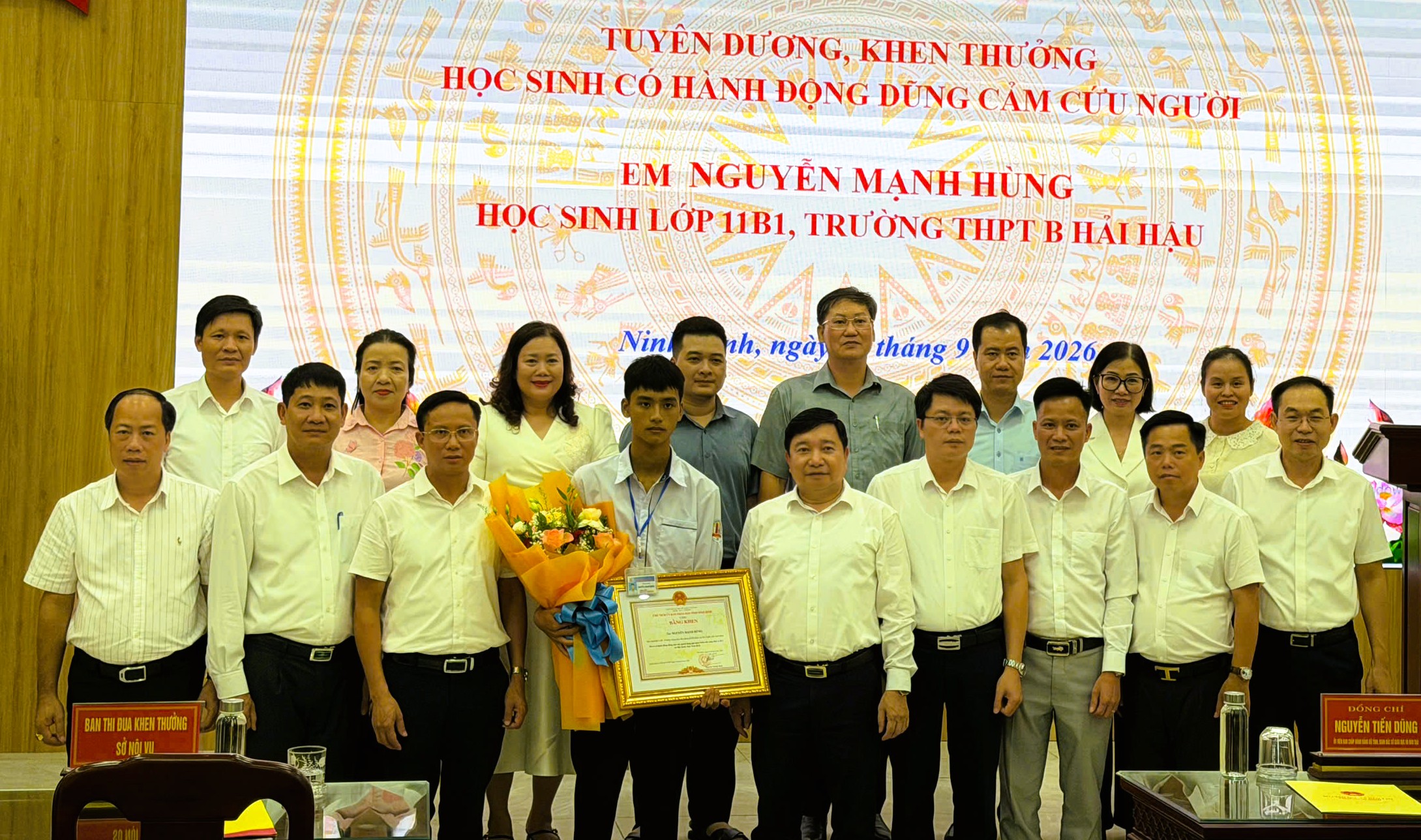 Chủ tịch tỉnh Ninh Bình tặng bằng khen nam sinh lớp 11 lao xuống dòng nước sâu cứu hai em nhỏ - Ảnh 4.