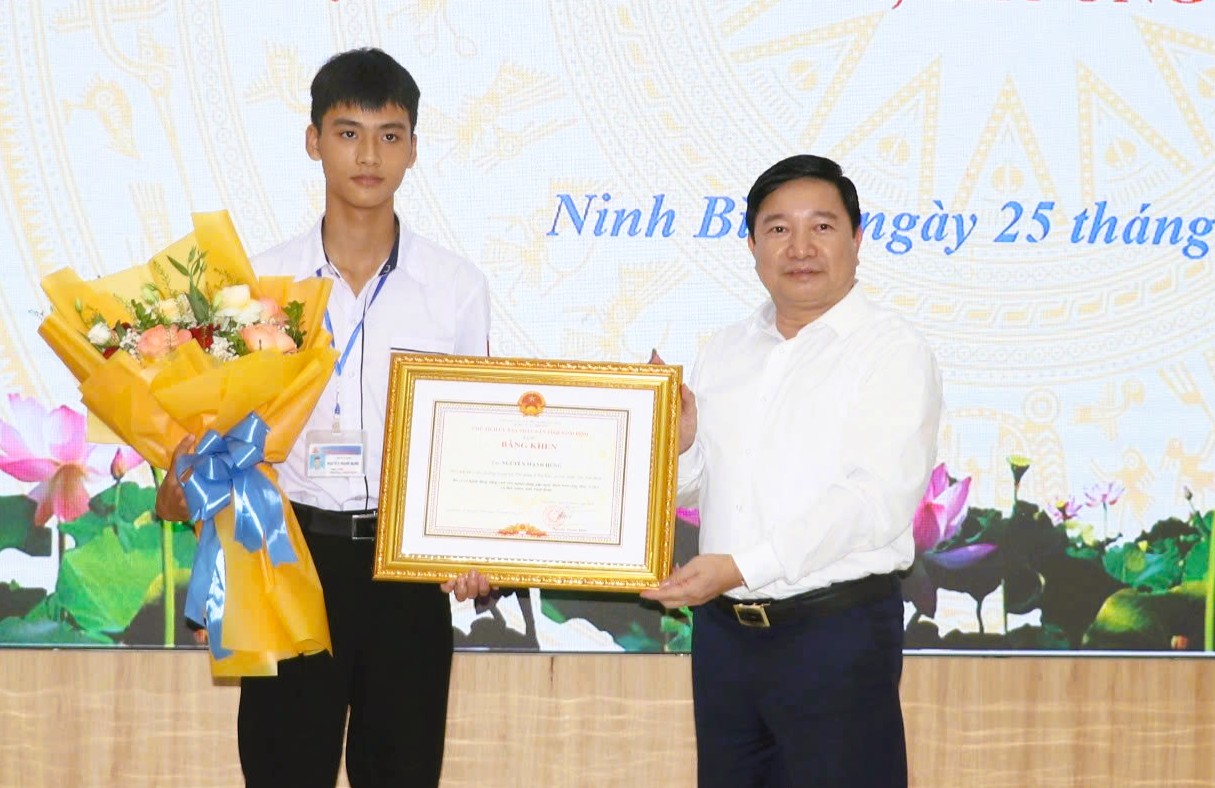 Chủ tịch tỉnh Ninh Bình tặng bằng khen nam sinh lớp 11 lao xuống dòng nước sâu cứu hai em nhỏ - Ảnh 1.