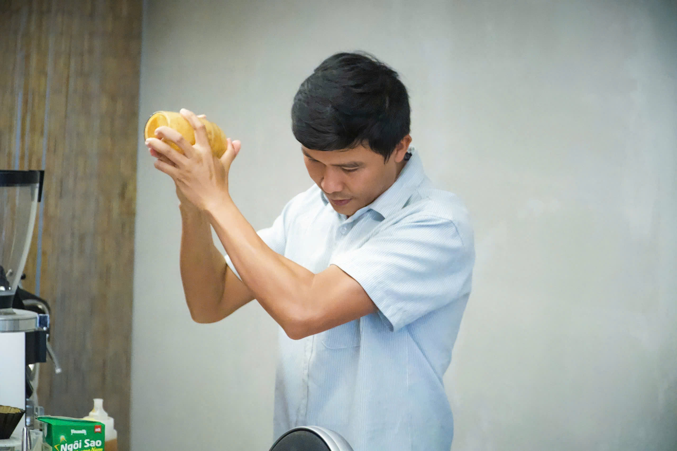 Cà phê kết hợp mắm ruốc, vừa lạ vừa quen, gây tò mò du khách - Ảnh 3.