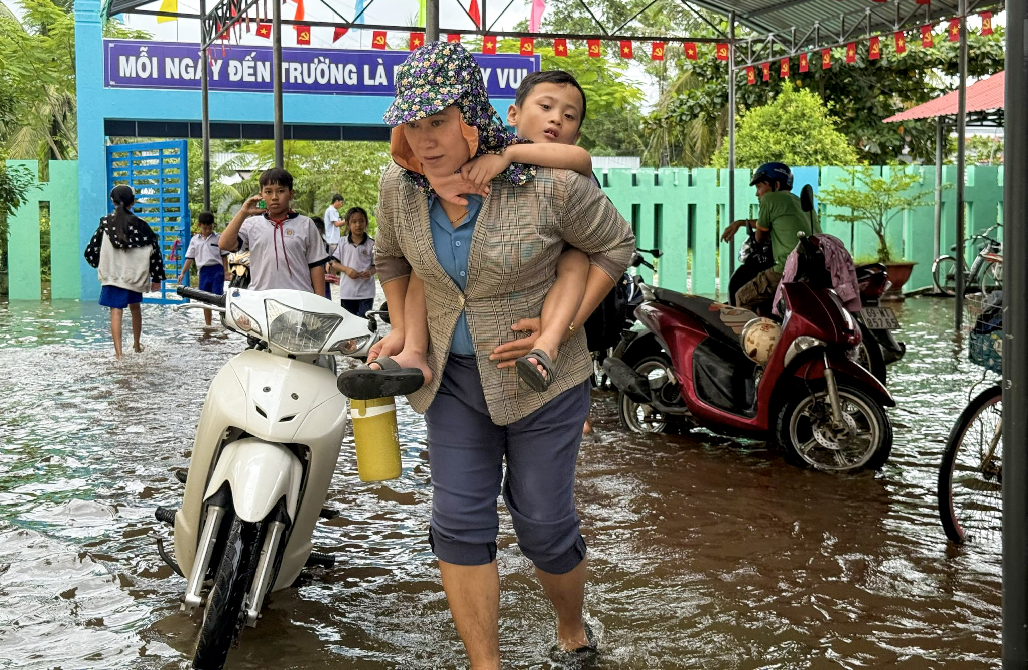Mưa lớn kéo dài, đường ngập nhiều nơi, một xã ở Cà Mau cho học sinh nghỉ học - Ảnh 1.