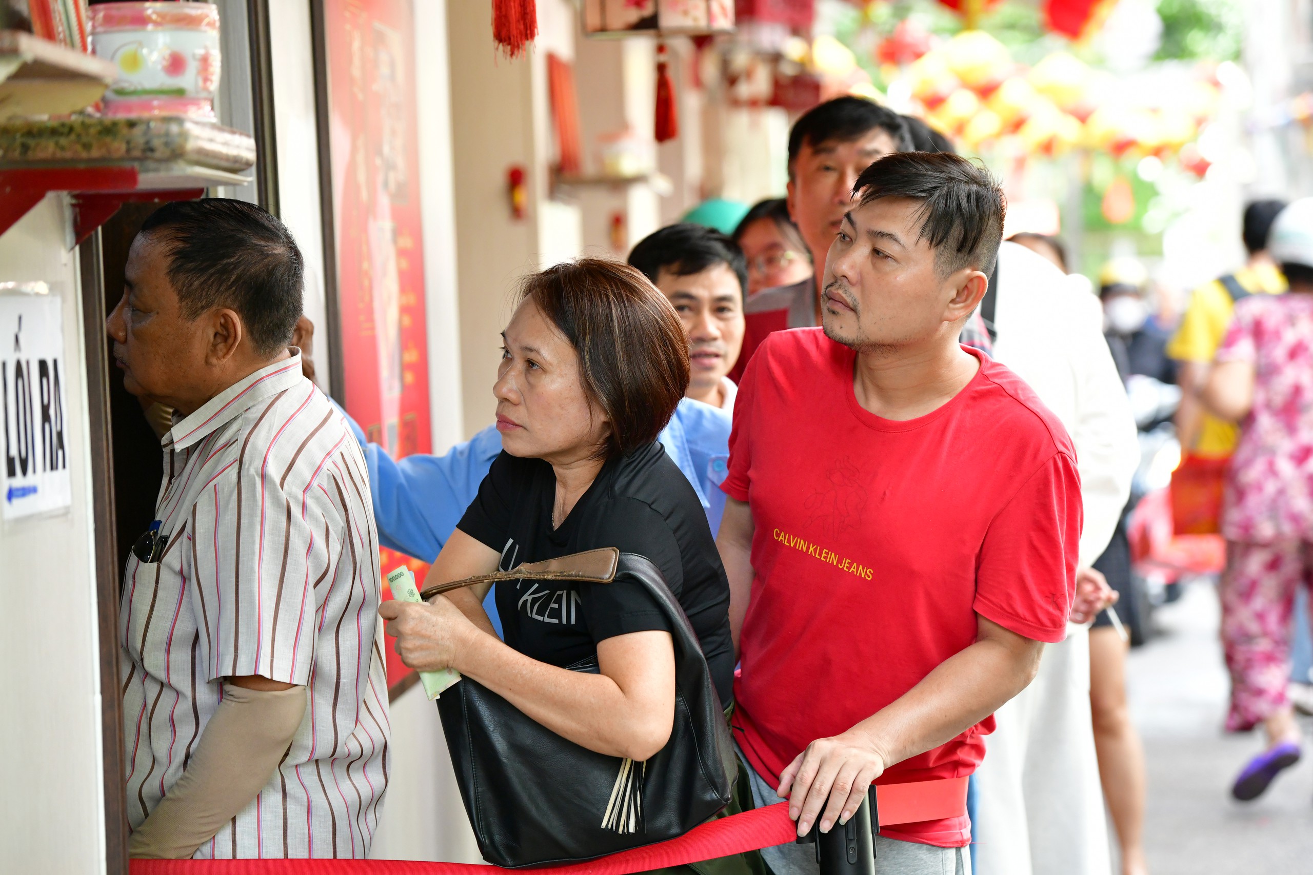 Khách rồng rắn xếp hàng mua bánh pía, ông chủ mang bánh tận nơi mời ăn thử - Ảnh 5.
