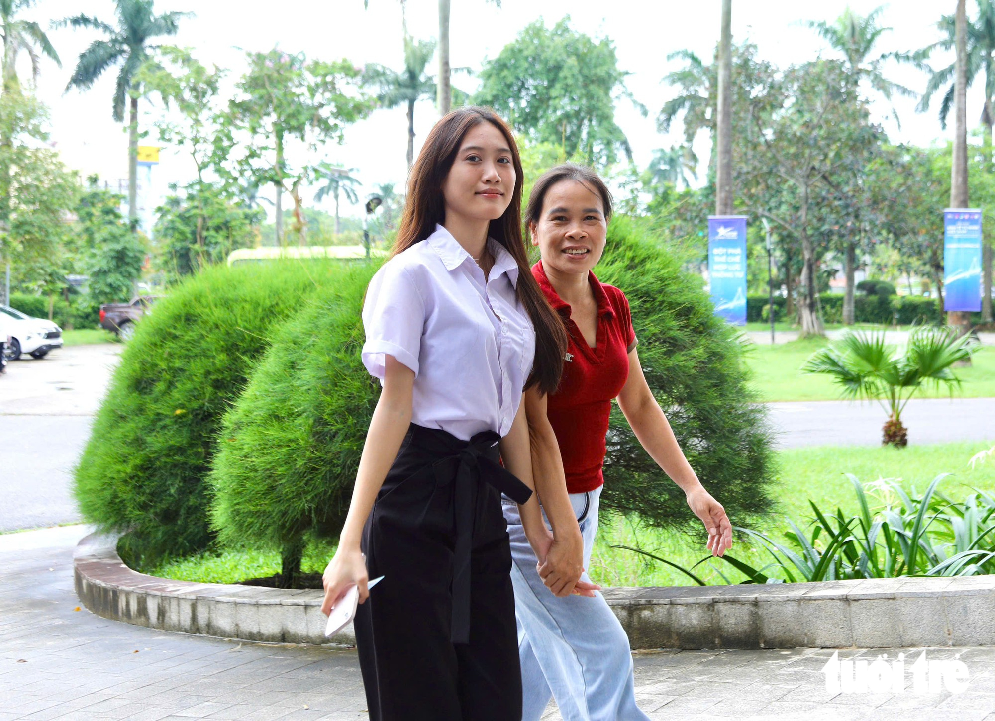 Tặng 50 triệu đồng cho nam SV không còn cha mẹ, tuổi thơ phải bán dừa, chạy bàn để được đi học - Ảnh 1.