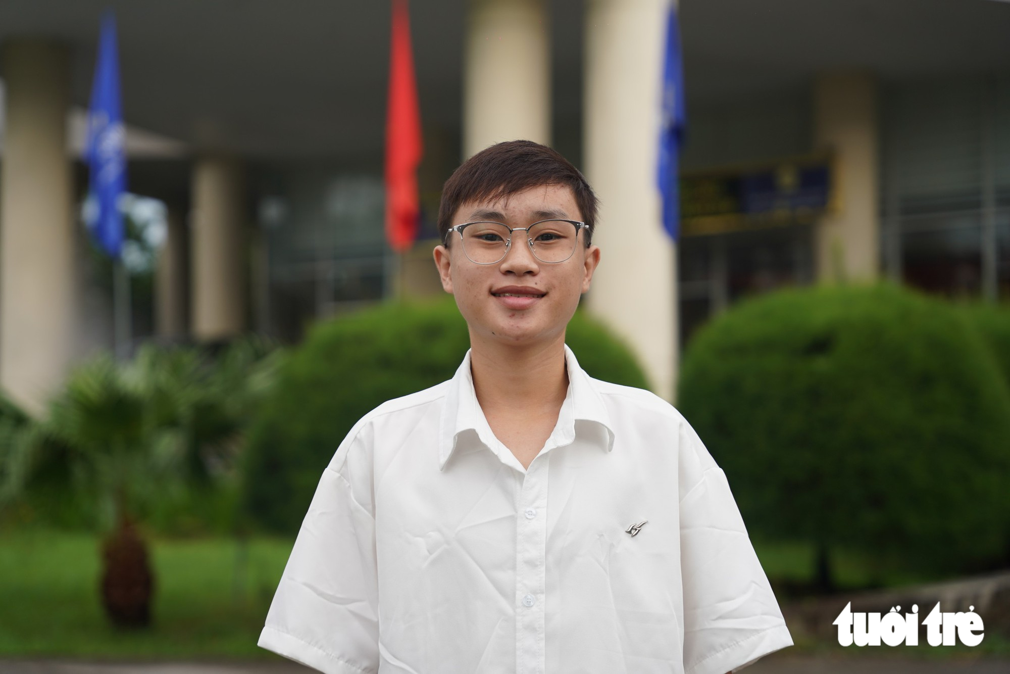 Tặng 50 triệu đồng cho nam SV không còn cha mẹ, tuổi thơ phải bán dừa, chạy bàn để được đi học - Ảnh 15.