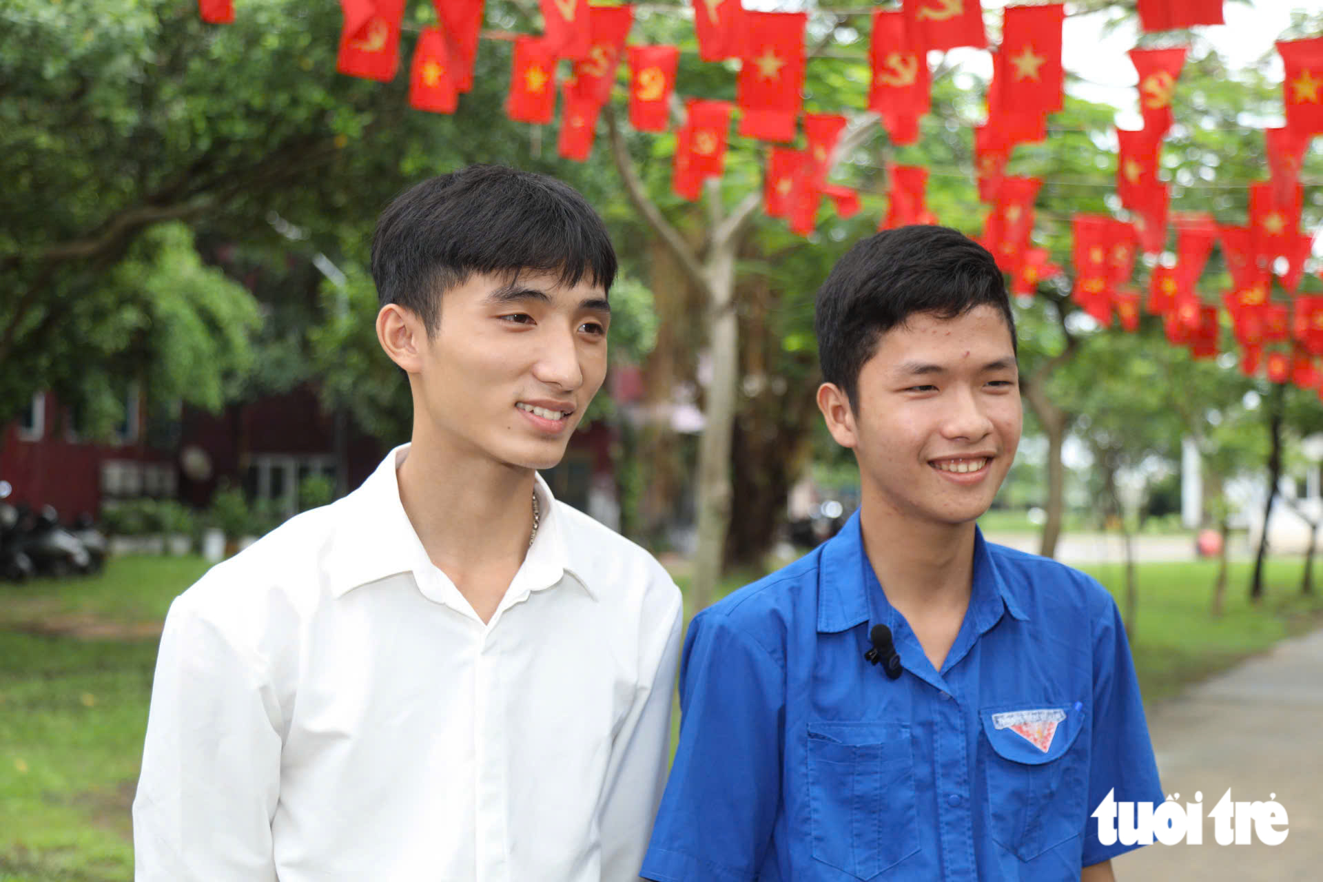 Tặng 50 triệu đồng cho nam SV không còn cha mẹ, tuổi thơ phải bán dừa, chạy bàn để được đi học - Ảnh 16.