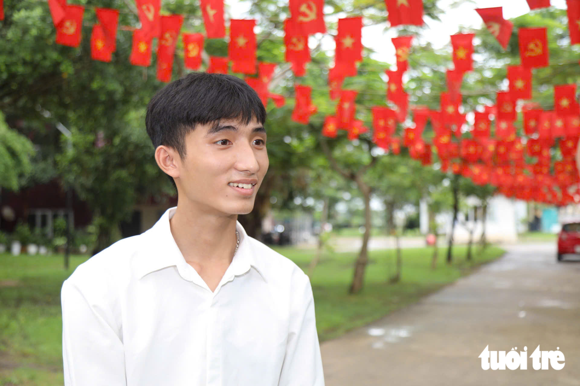 Tặng 50 triệu đồng cho nam SV không còn cha mẹ, tuổi thơ phải bán dừa, chạy bàn để được đi học - Ảnh 11.