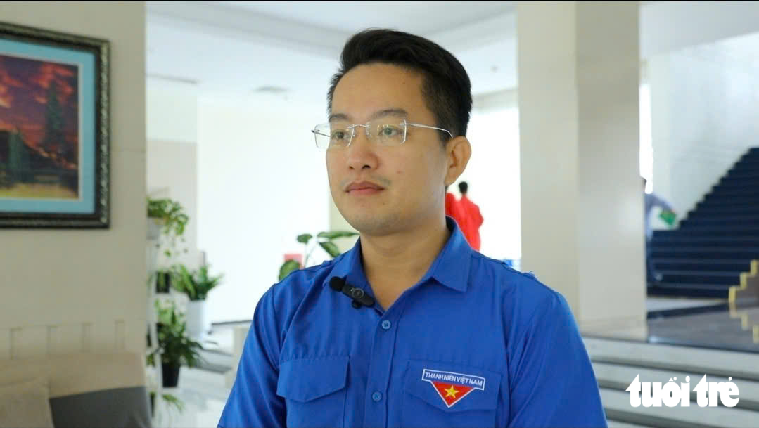 Tặng 50 triệu đồng cho nam SV không còn cha mẹ, tuổi thơ phải bán dừa, chạy bàn để được đi học - Ảnh 14.