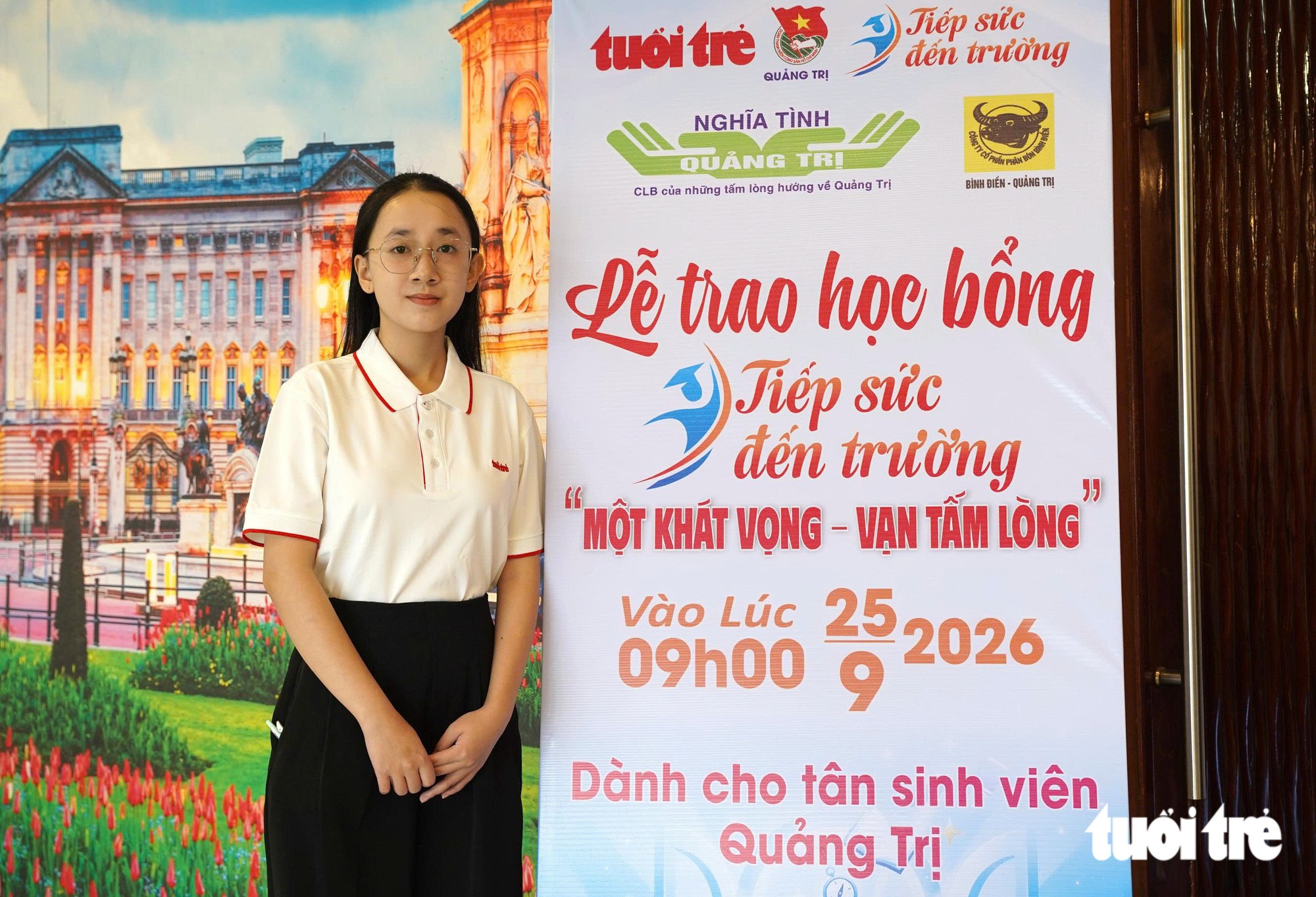 Tặng 50 triệu đồng cho nam SV không còn cha mẹ, tuổi thơ phải bán dừa, chạy bàn để được đi học - Ảnh 9.