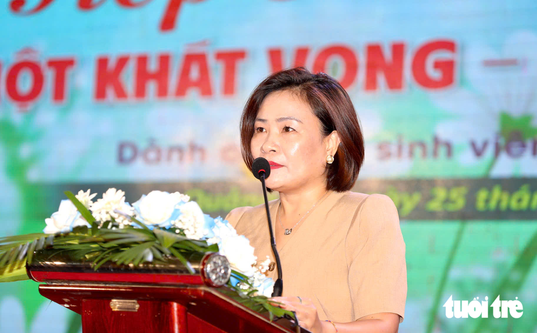 Tặng 50 triệu đồng cho nam SV không còn cha mẹ, tuổi thơ phải bán dừa để được đi học - Ảnh 4.