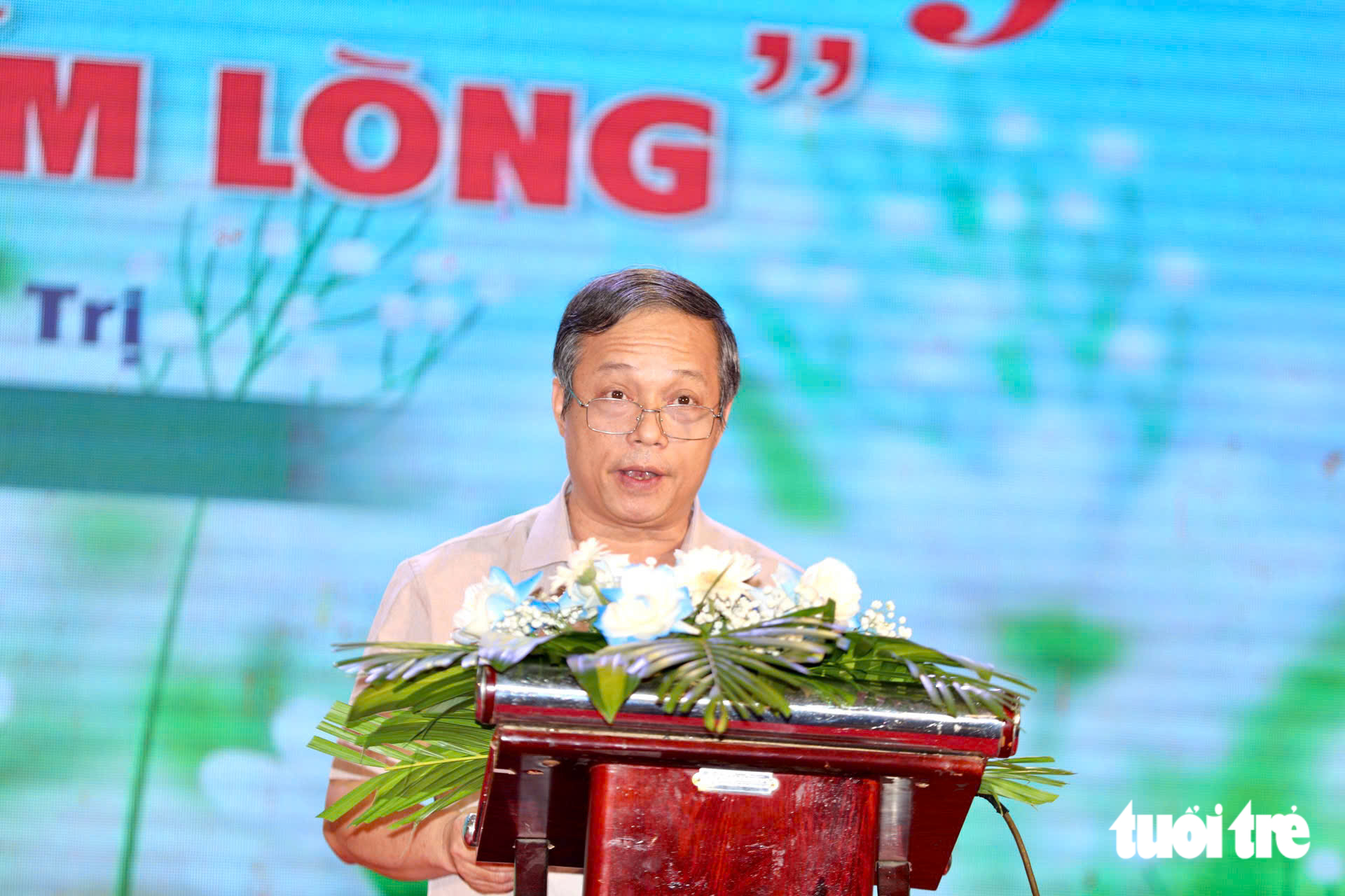 Tặng 50 triệu đồng cho nam SV không còn cha mẹ, tuổi thơ phải bán dừa để được đi học - Ảnh 5.