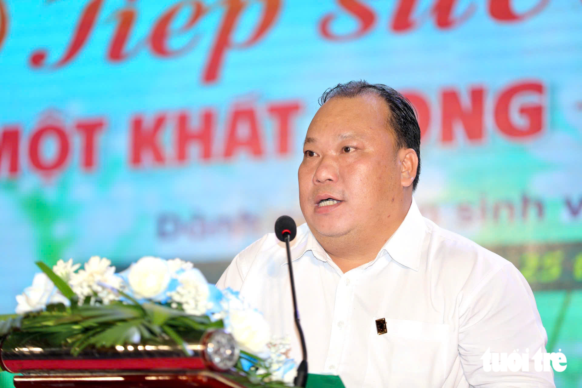 Tặng 50 triệu đồng cho nam SV không còn cha mẹ, tuổi thơ phải bán dừa, chạy bàn để được đi học - Ảnh 3.