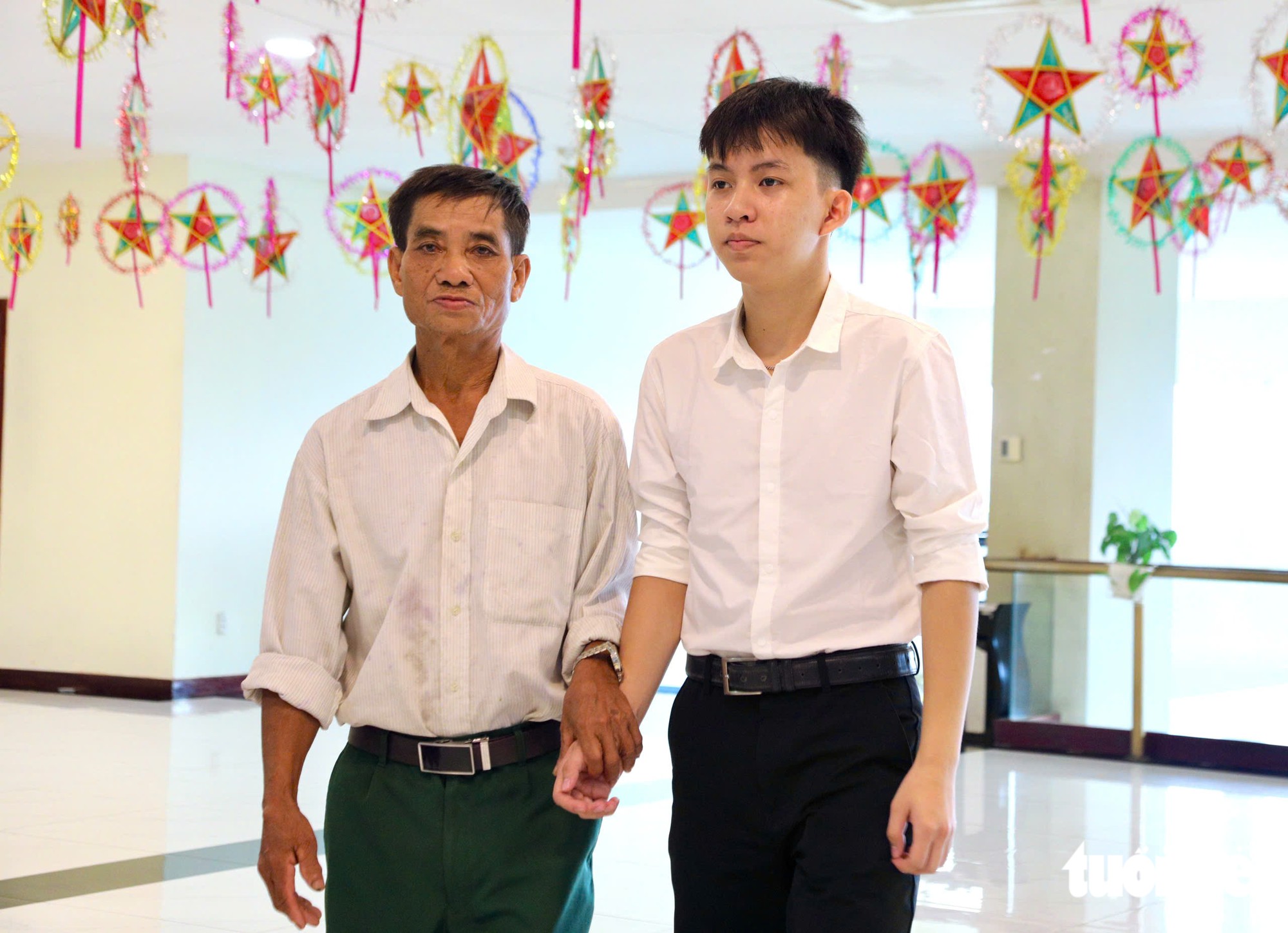 Tặng 50 triệu đồng cho nam SV không còn cha mẹ, tuổi thơ phải bán dừa, chạy bàn để được đi học - Ảnh 4.